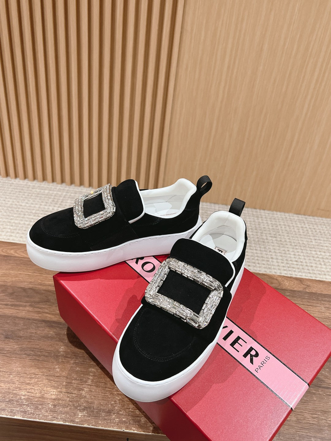 RV 鑽扣雲朵𝐏𝐮𝐟𝐟休閒鞋 黑色
