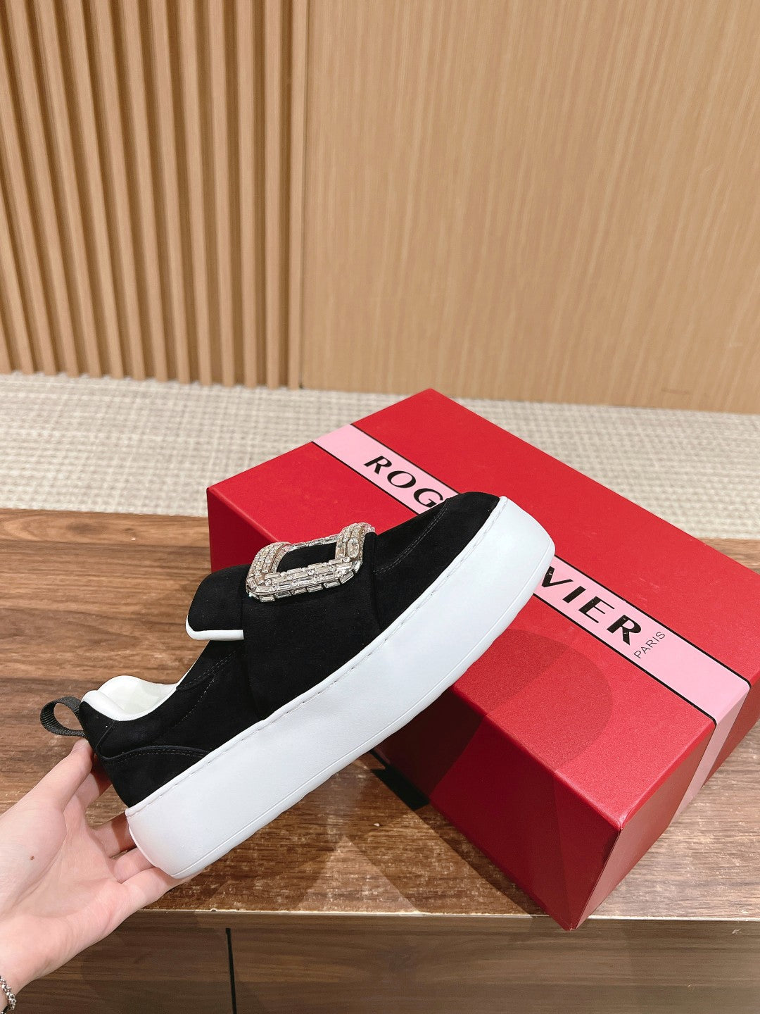 RV 鑽扣雲朵𝐏𝐮𝐟𝐟休閒鞋 黑色