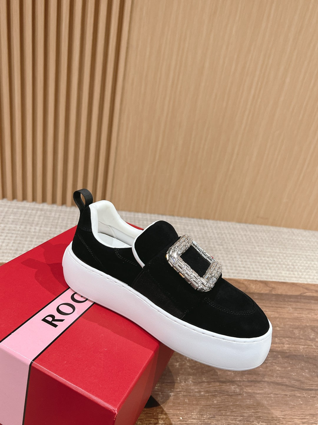 RV 鑽扣雲朵𝐏𝐮𝐟𝐟休閒鞋 黑色