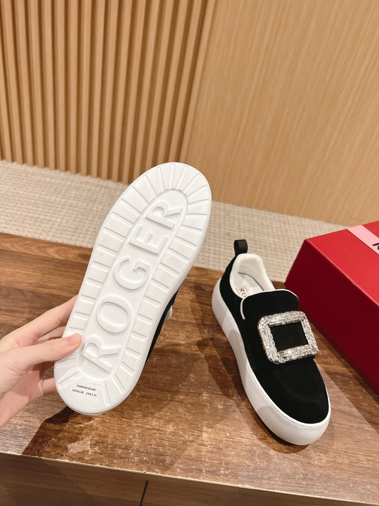RV 鑽扣雲朵𝐏𝐮𝐟𝐟休閒鞋 黑色