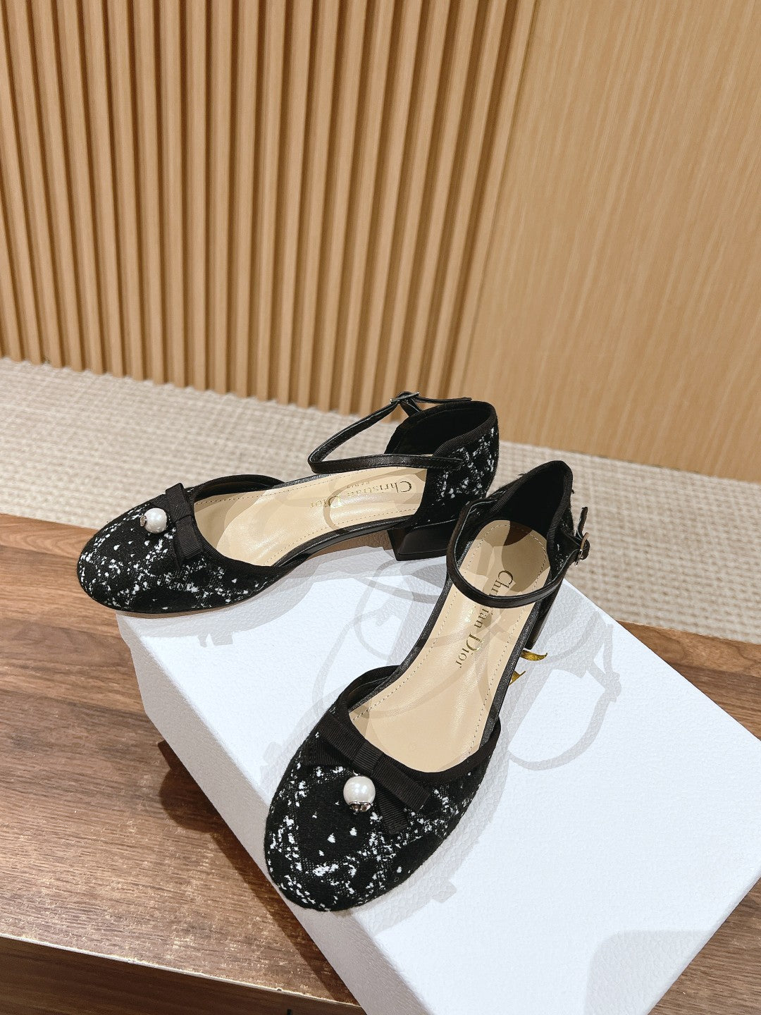 迪D家-菱格紋刺繡珍珠涼鞋 扣帶款 金蔥黑