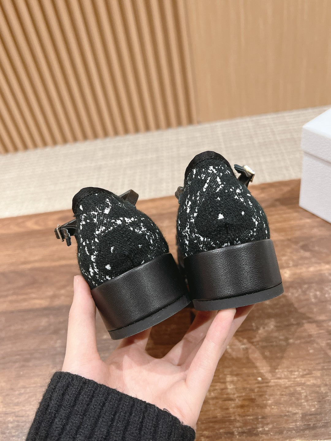 迪D家-菱格紋刺繡珍珠涼鞋 扣帶款 金蔥黑