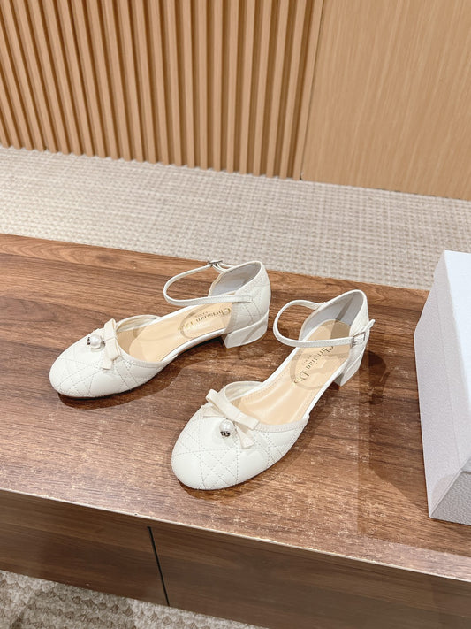 迪D家-菱格紋刺繡珍珠涼鞋 扣帶款 白色