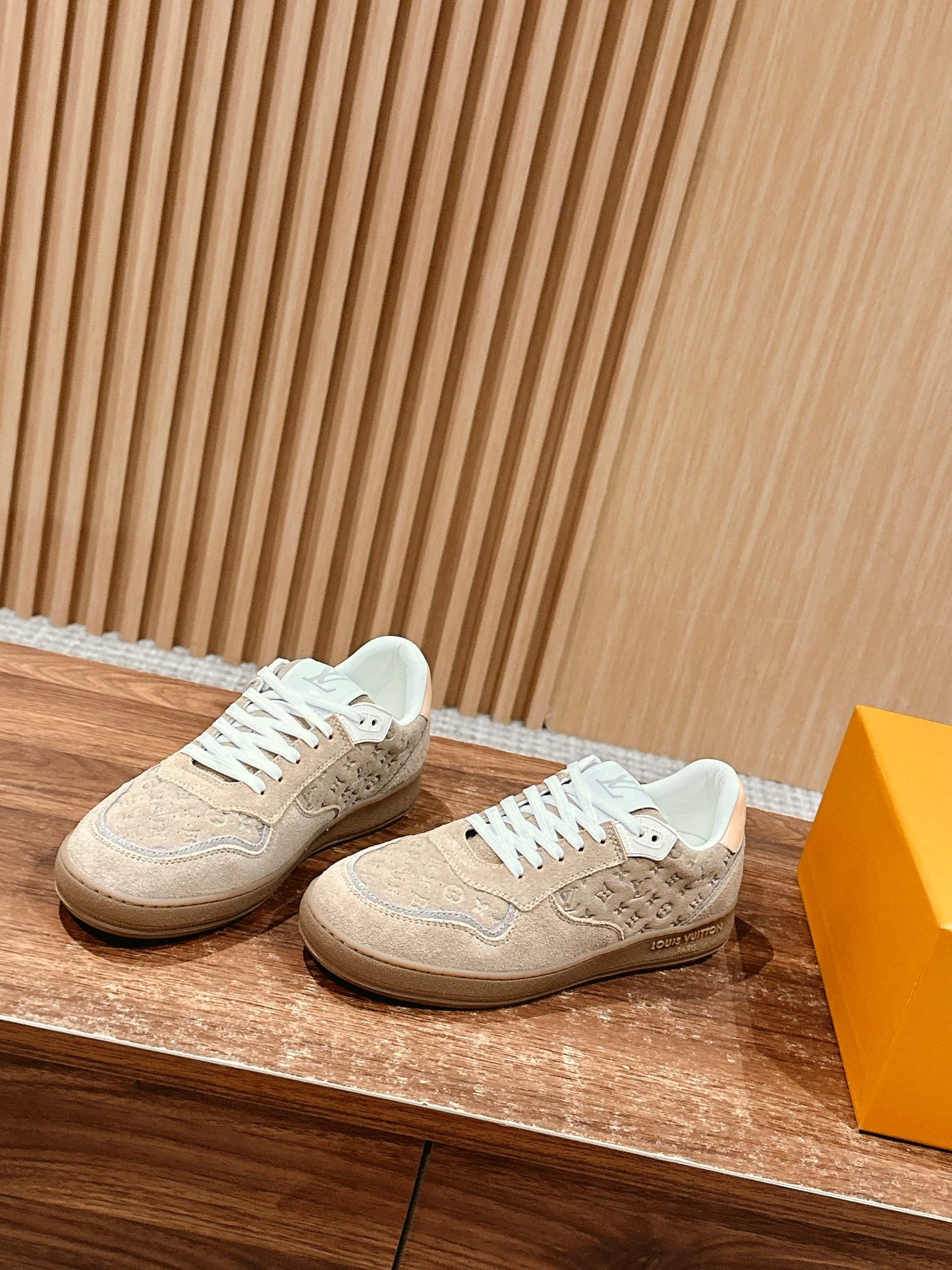 路L家-麂皮拼接刺繡運動鞋 咖色