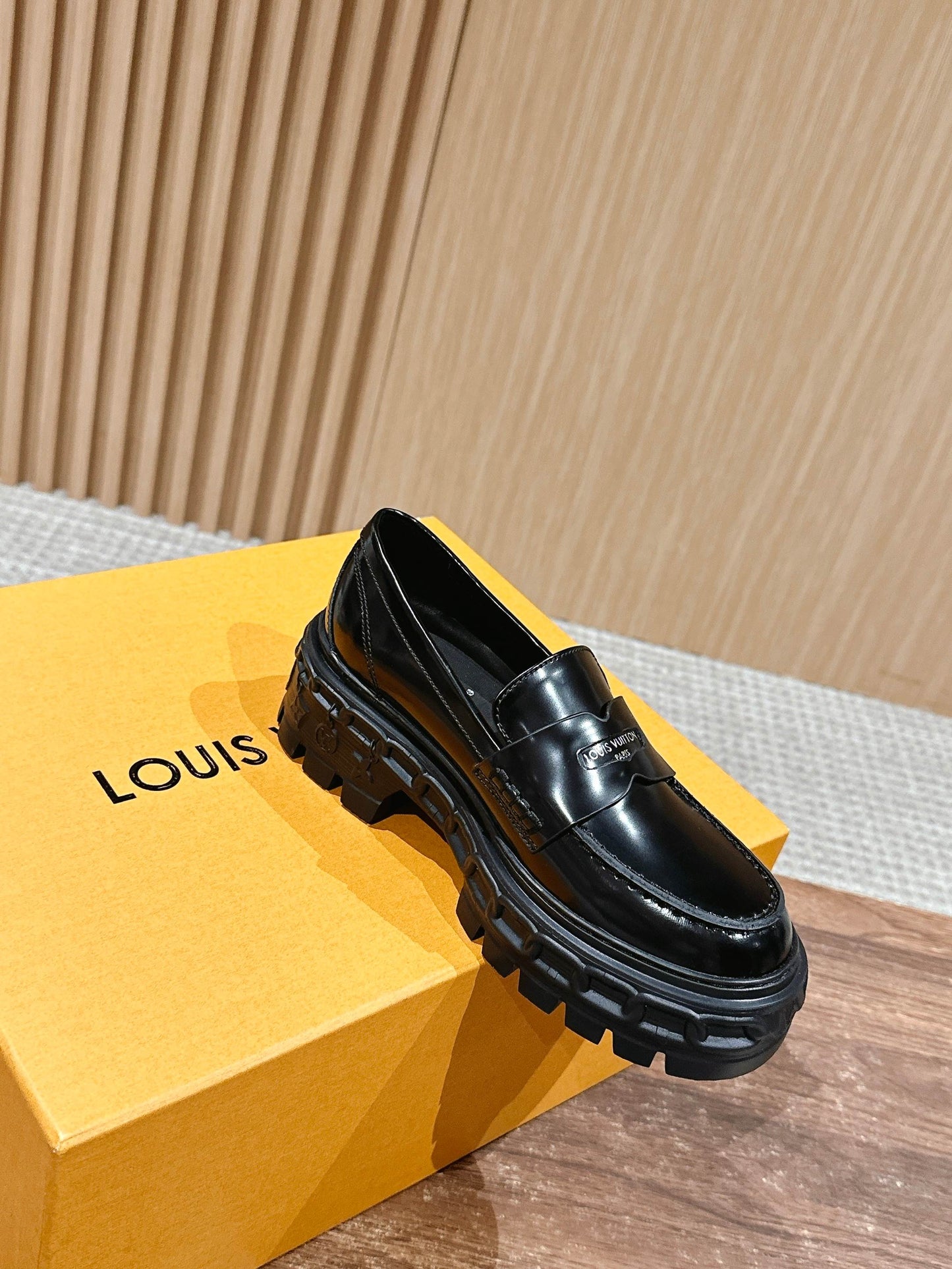 路L家-𝟮𝟬𝟮𝟱浮雕厚底樂福鞋 黑色
