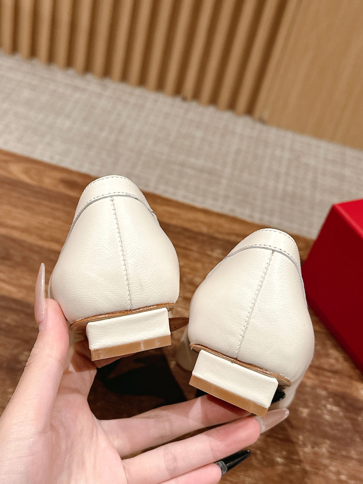 RV 𝟮𝟬𝟮𝟱/𝐬𝐢方扣經典單鞋 白色