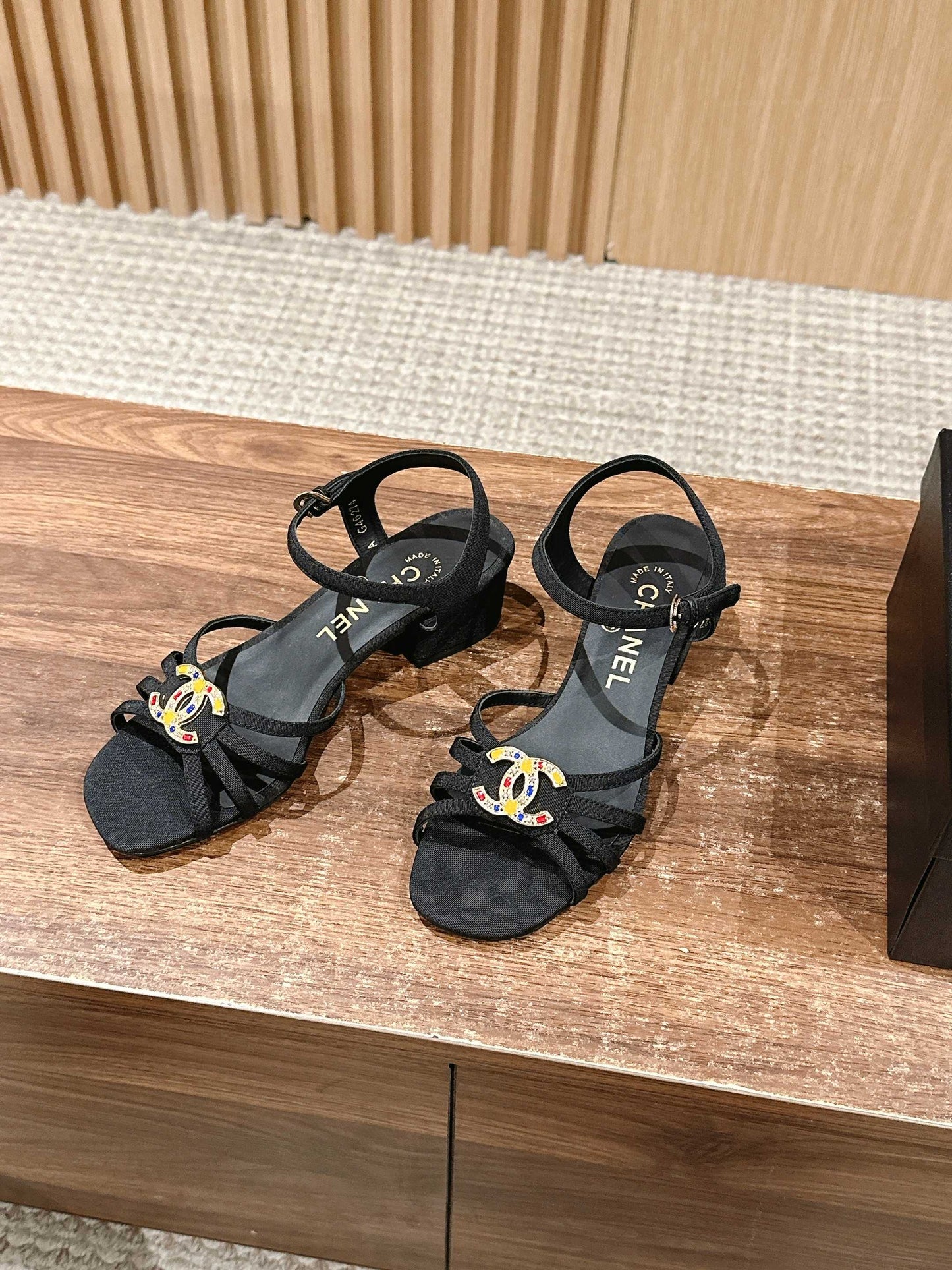 小香家-雙C扣粗跟涼鞋 黑色 彩色扣