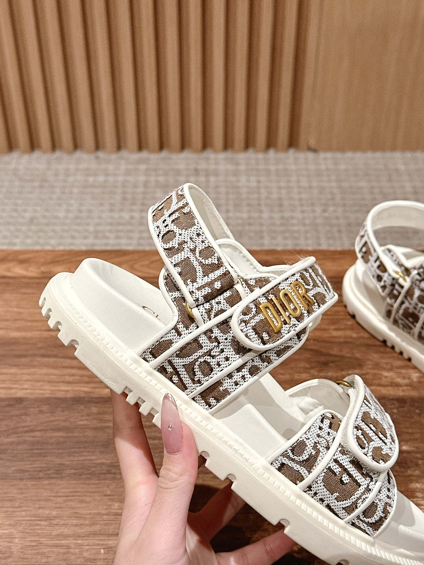 迪D家-魔鬼氈涼鞋 咖色刺繡