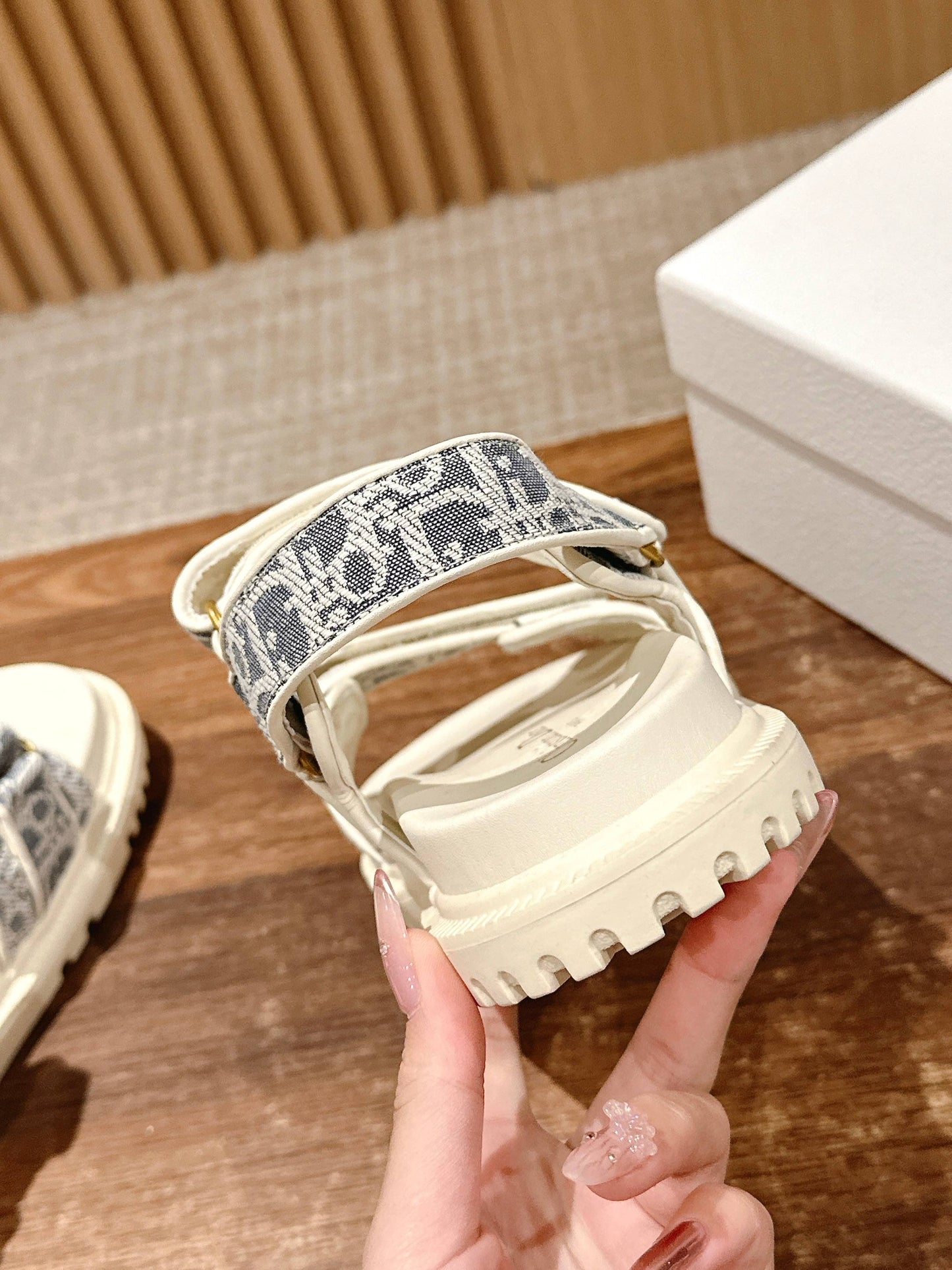 迪D家-魔鬼氈涼鞋 淺藍刺繡