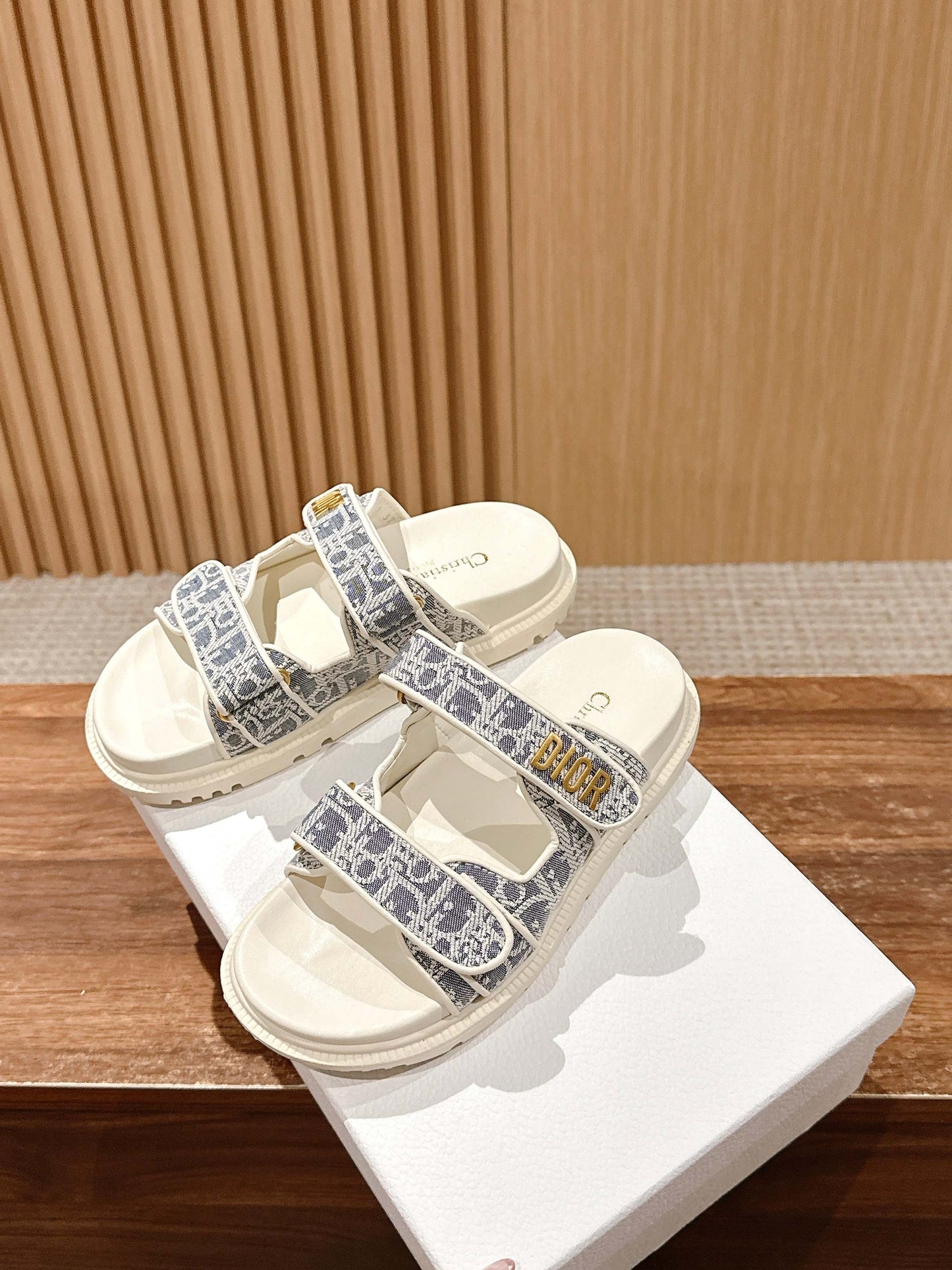 迪D家-魔鬼氈拖鞋 淺藍刺繡