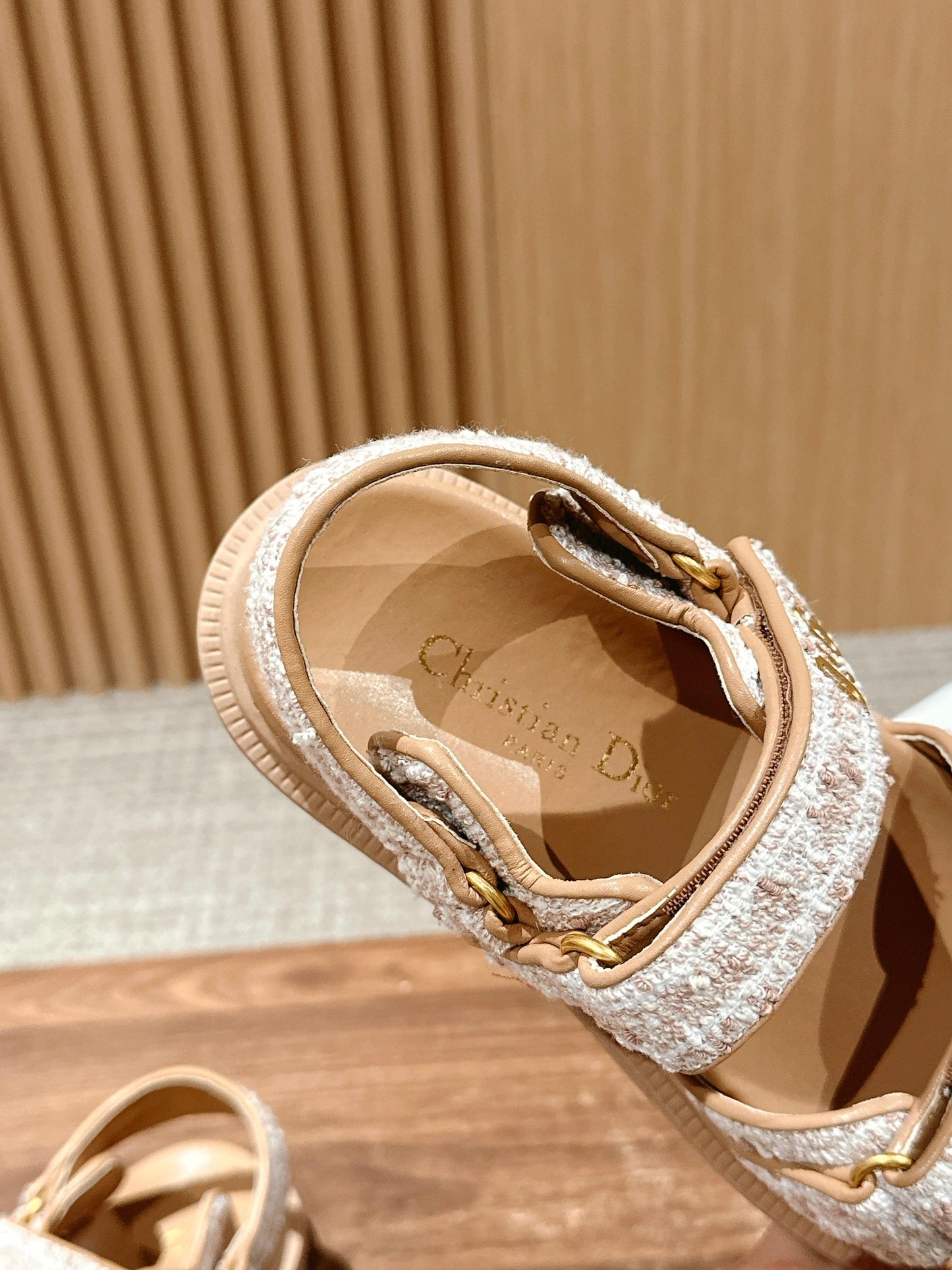 迪D家-魔鬼氈刺繡涼鞋 卡其色