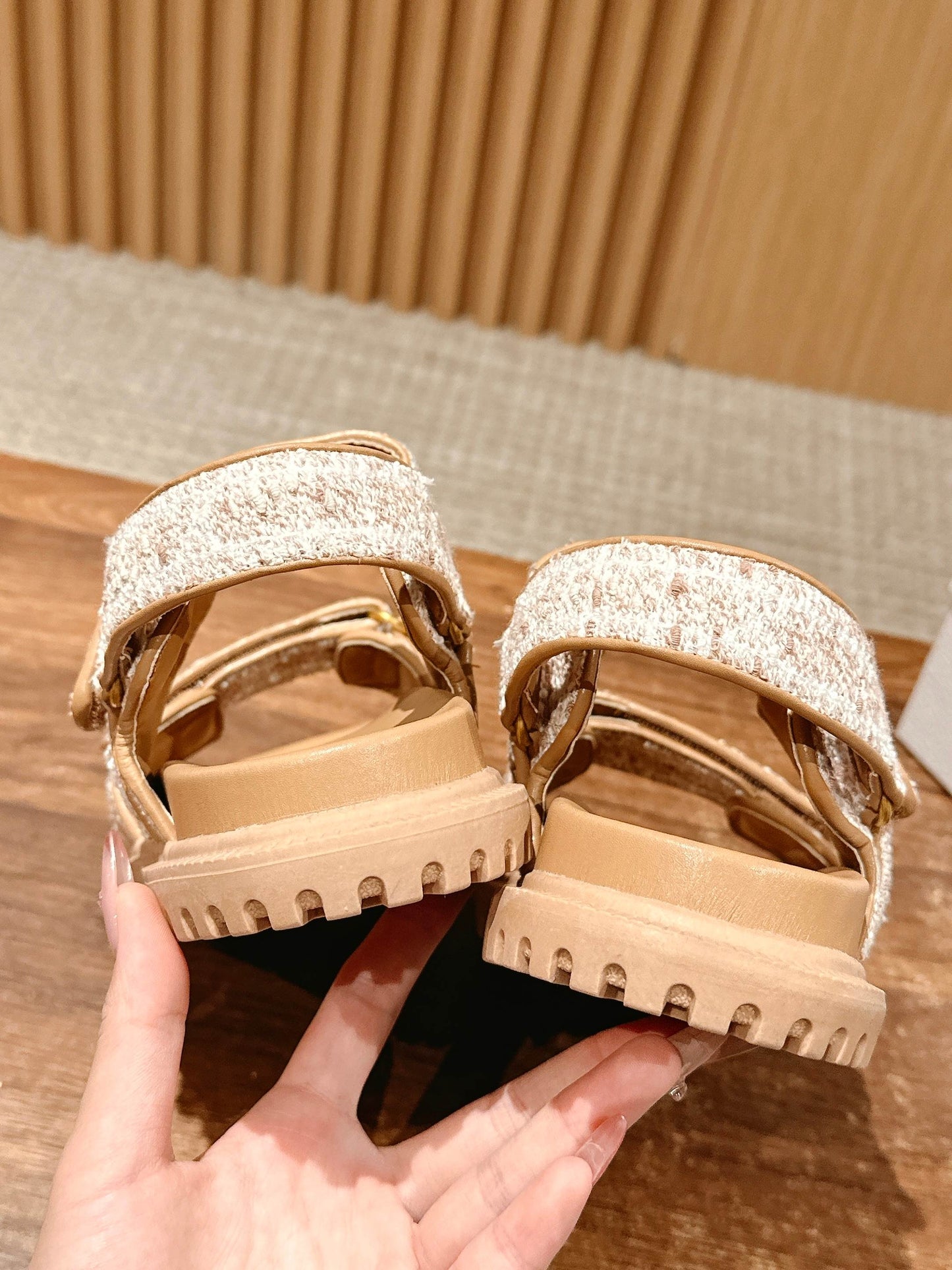 迪D家-魔鬼氈刺繡涼鞋 卡其色