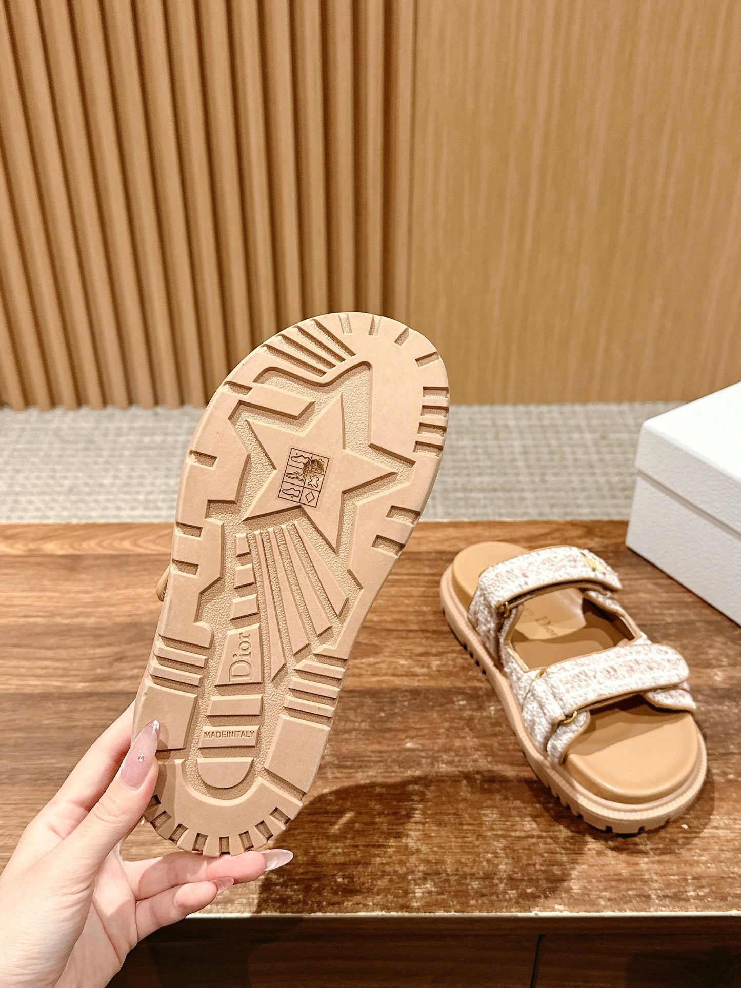 迪D家-魔鬼氈刺繡拖鞋 卡其色
