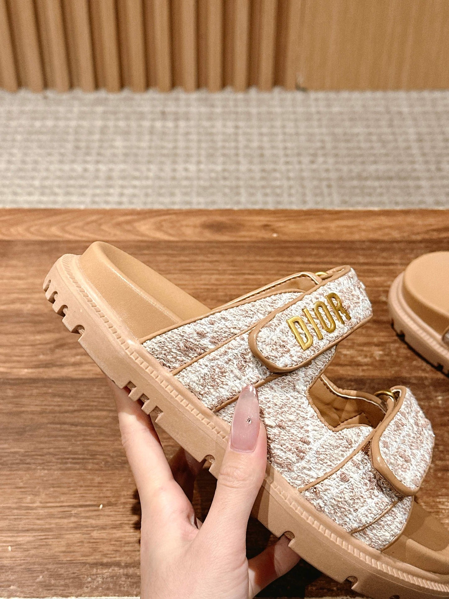 迪D家-魔鬼氈刺繡拖鞋 卡其色