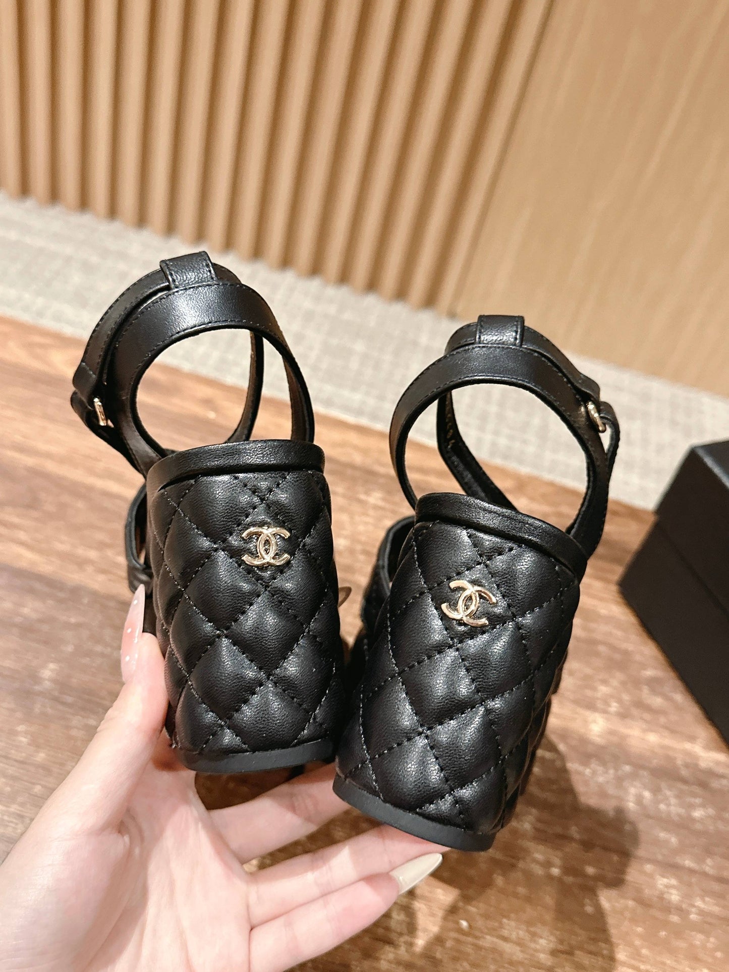 小香家-𝟮𝟬𝟮𝟱 菱格高水台涼鞋 黑色