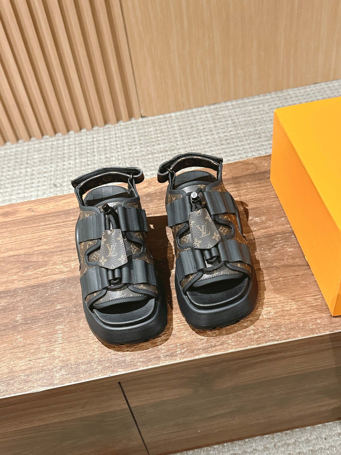 路L家-2025早春新款 魔鬼氈涼鞋 咖色