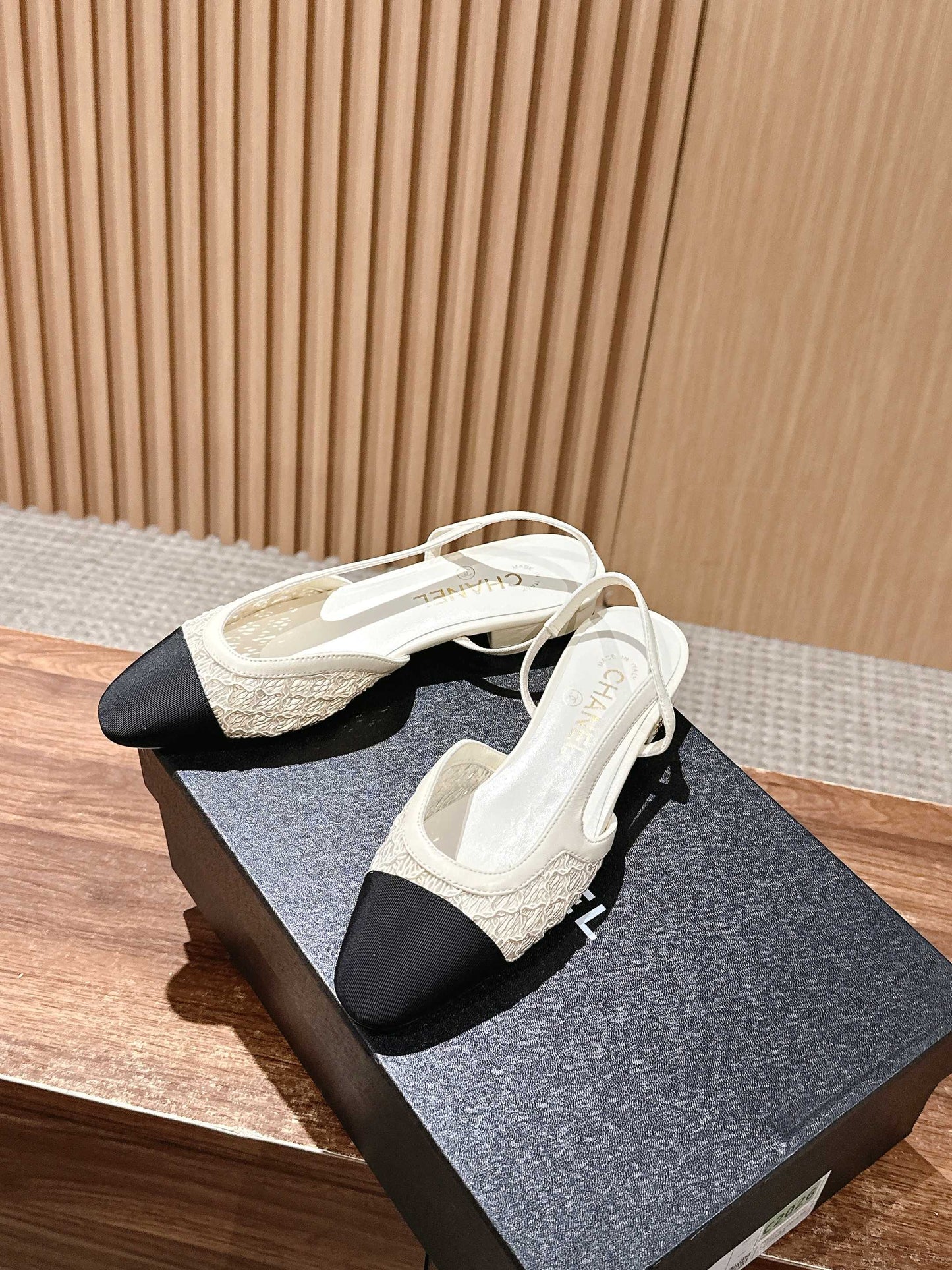 小香家-蕾絲拼山東綢緞 平底鞋 米色