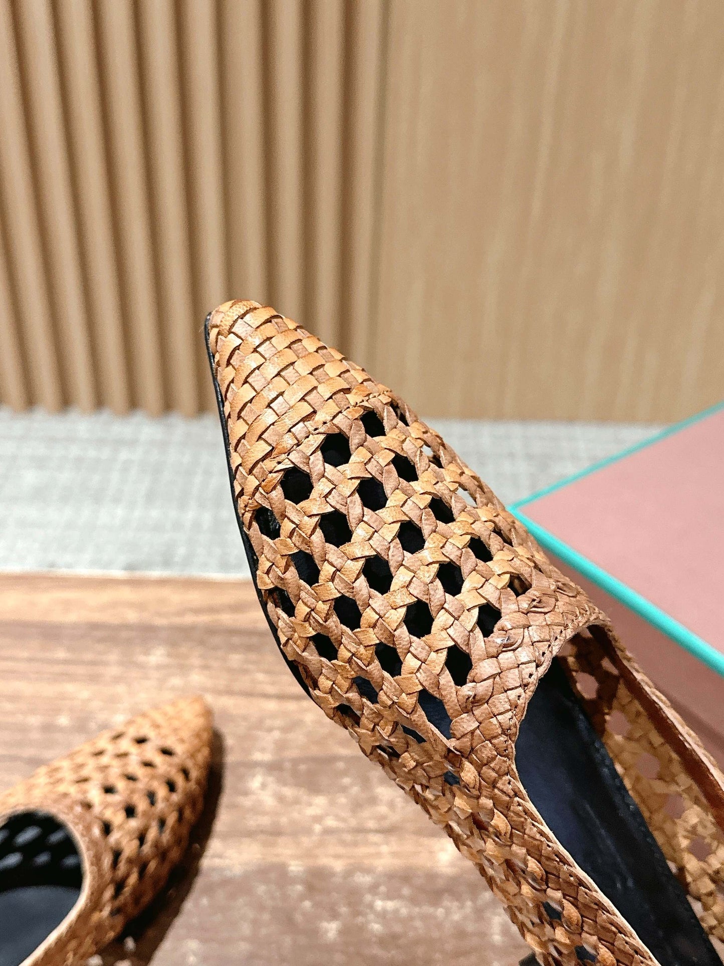 L-Piana-2025春夏新款 牛皮手工編織鏤空樂福鞋 咖啡色
