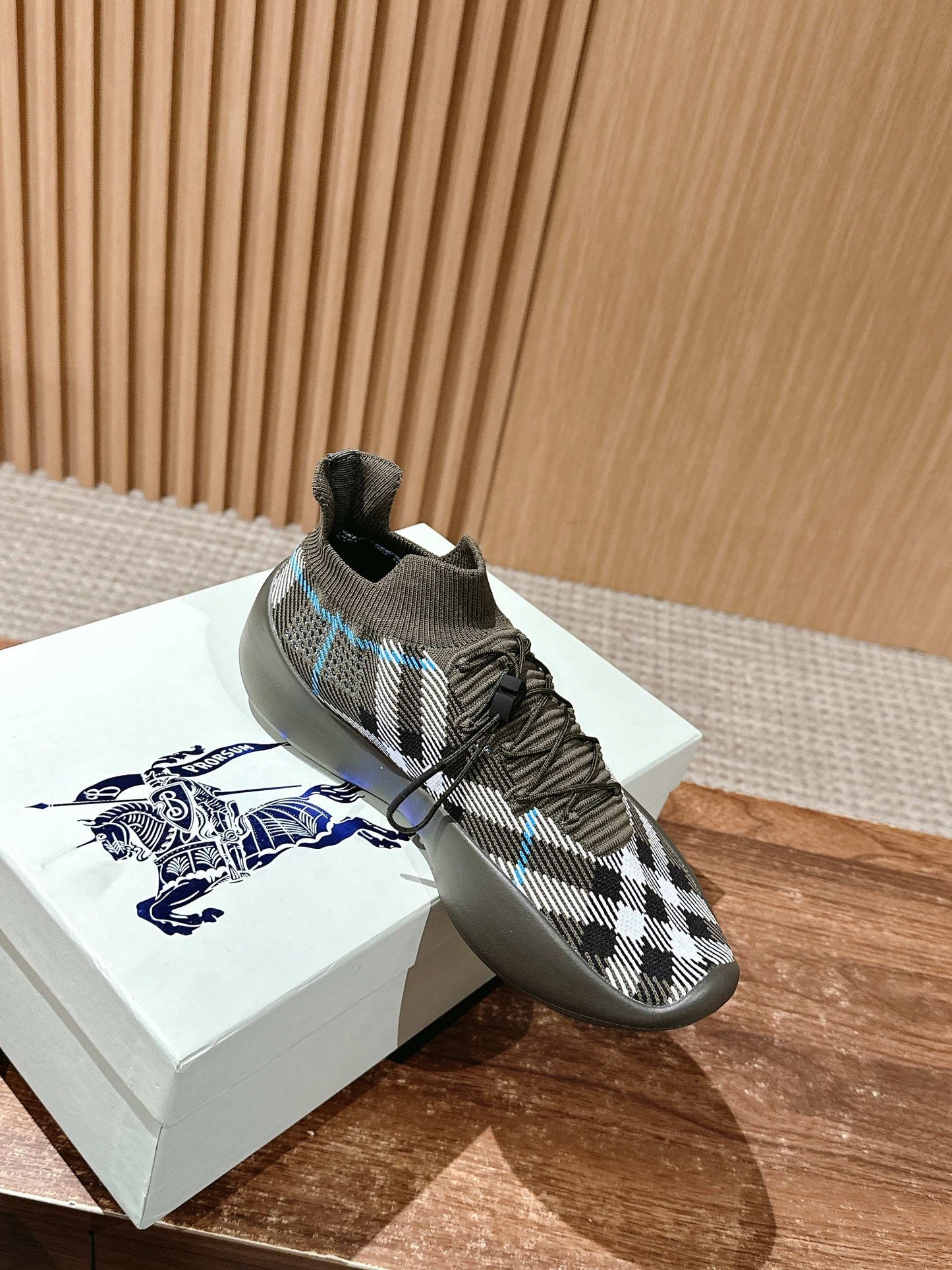 巴B家-3D彈性飛織繫帶休閒板鞋 男款鞋子 灰色