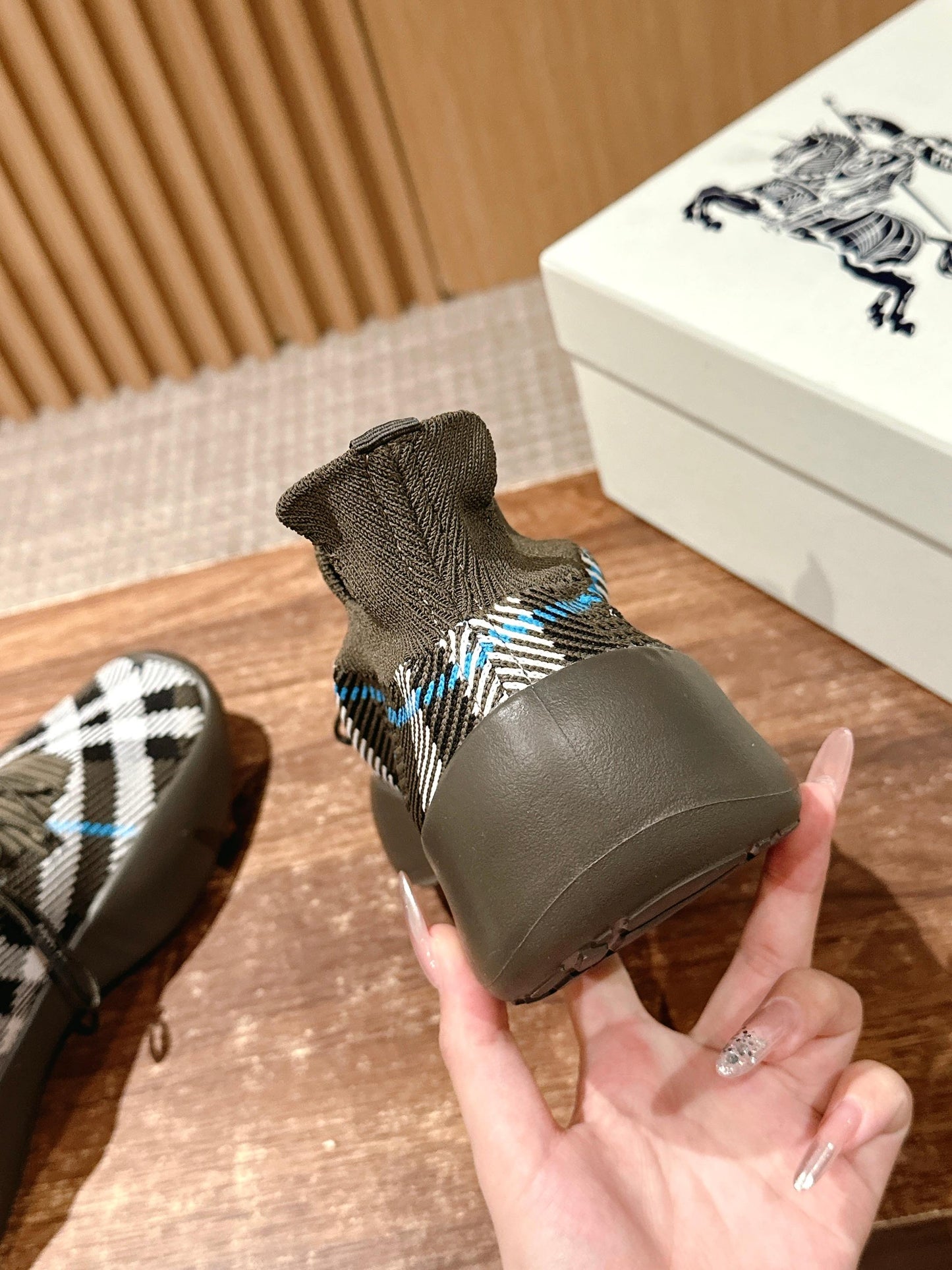 巴B家-3D彈性飛織繫帶休閒板鞋 男款鞋子 灰色