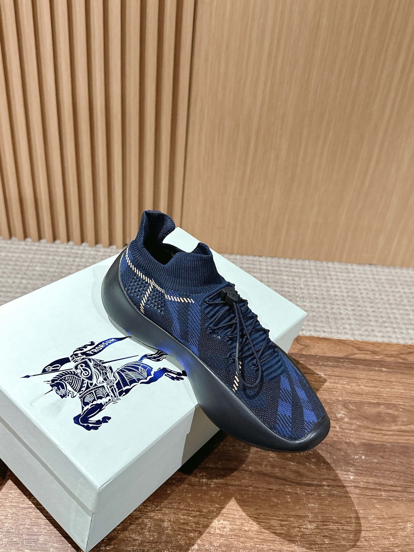 巴B家-3D彈性飛織繫帶休閒板鞋 男款鞋子 藍色
