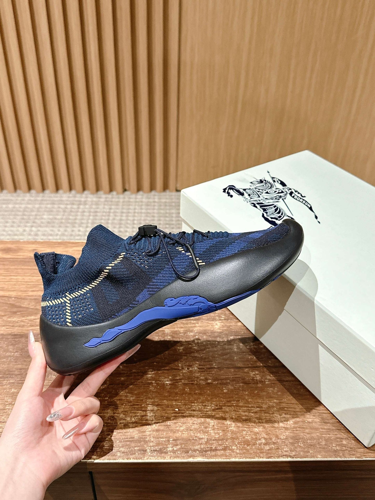 巴B家-3D彈性飛織繫帶休閒板鞋 男款鞋子 藍色