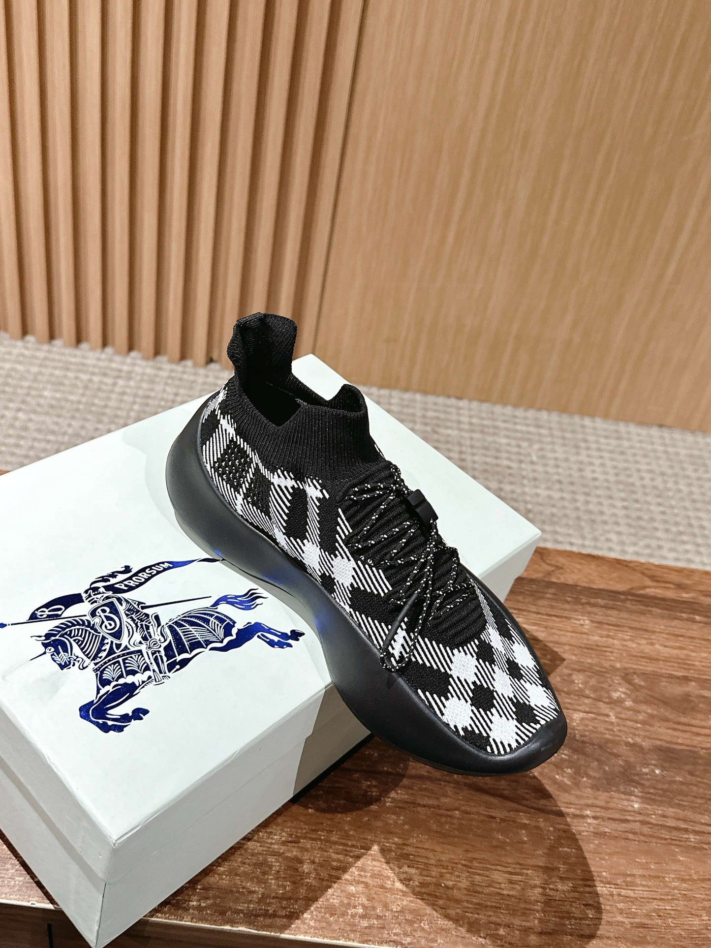 巴B家-3D彈性飛織繫帶休閒板鞋 男款鞋子 白黑色