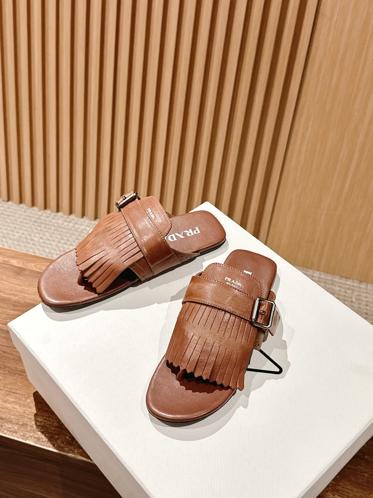 普P家-2025春夏新款 復古流蘇拖鞋 走秀款 亮咖啡色