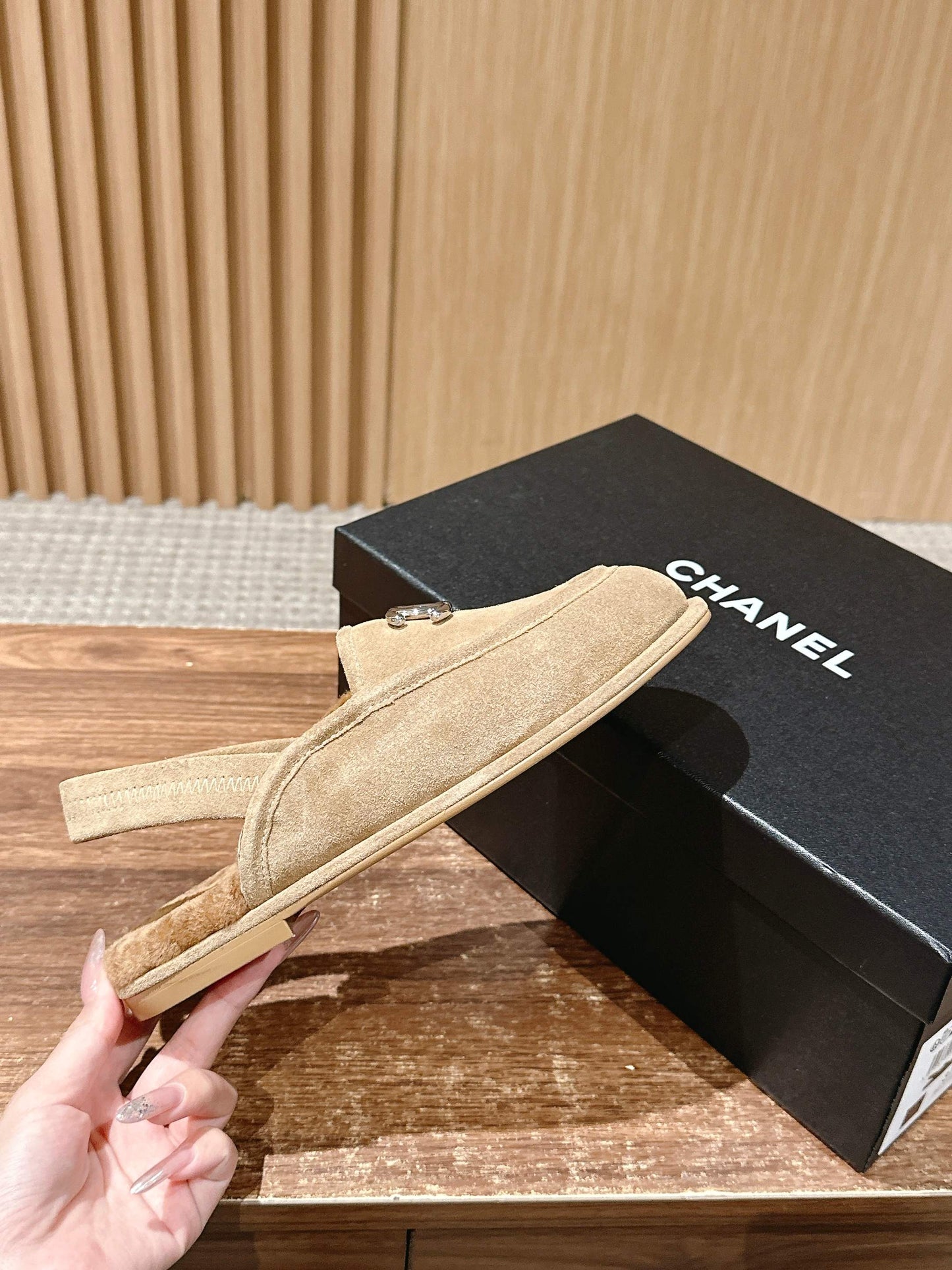 小香家-2025 後空毛毛鞋 麂皮卡其色