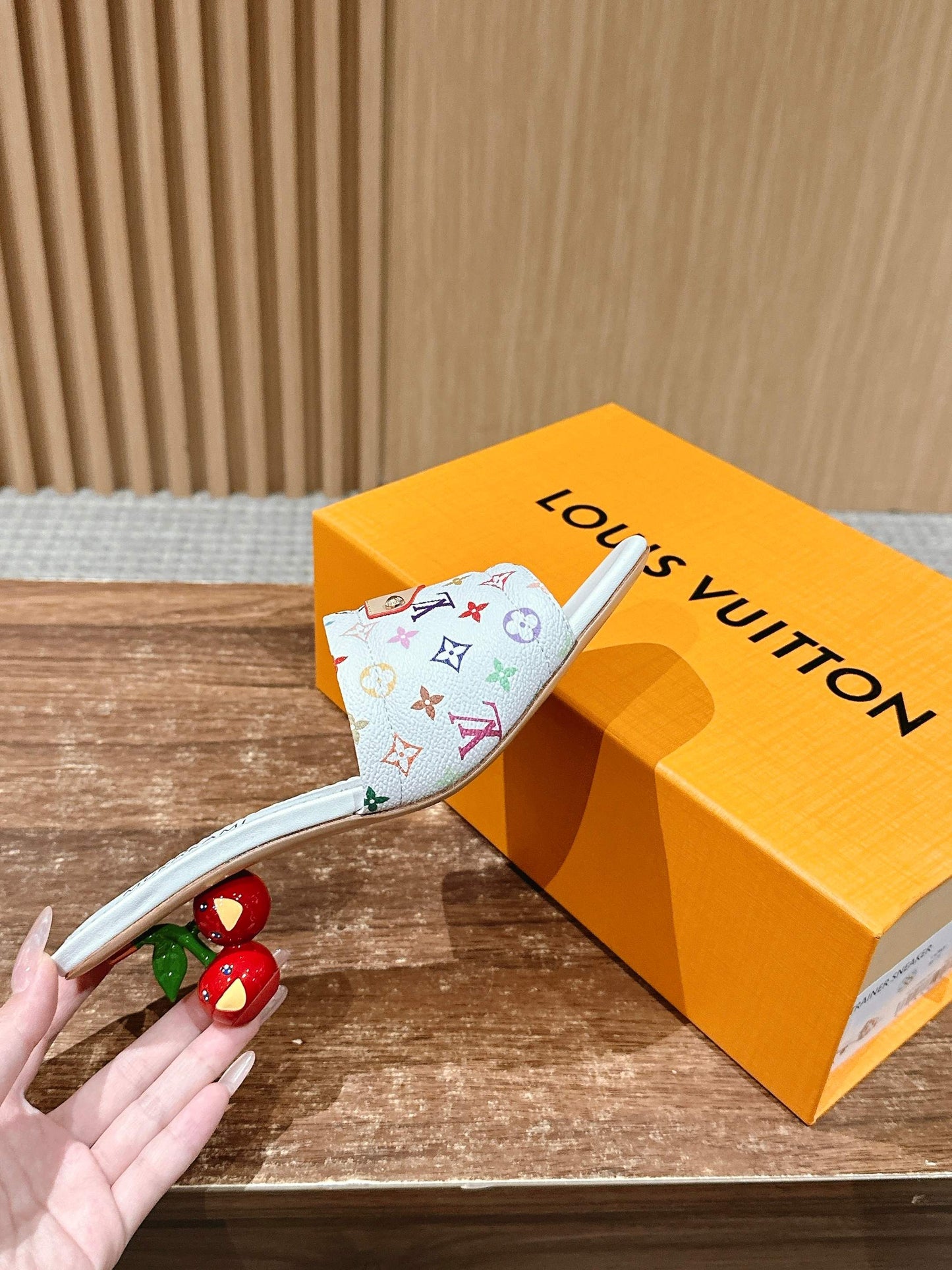 路L家-皮面鐵牌老花 櫻桃跟拖鞋 白色