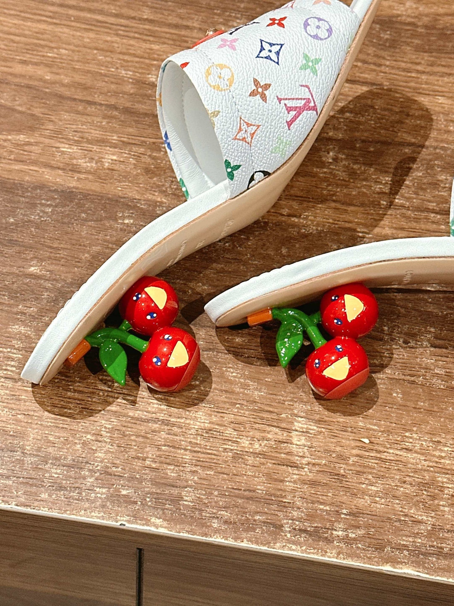 路L家-皮面鐵牌老花 櫻桃跟拖鞋 白色