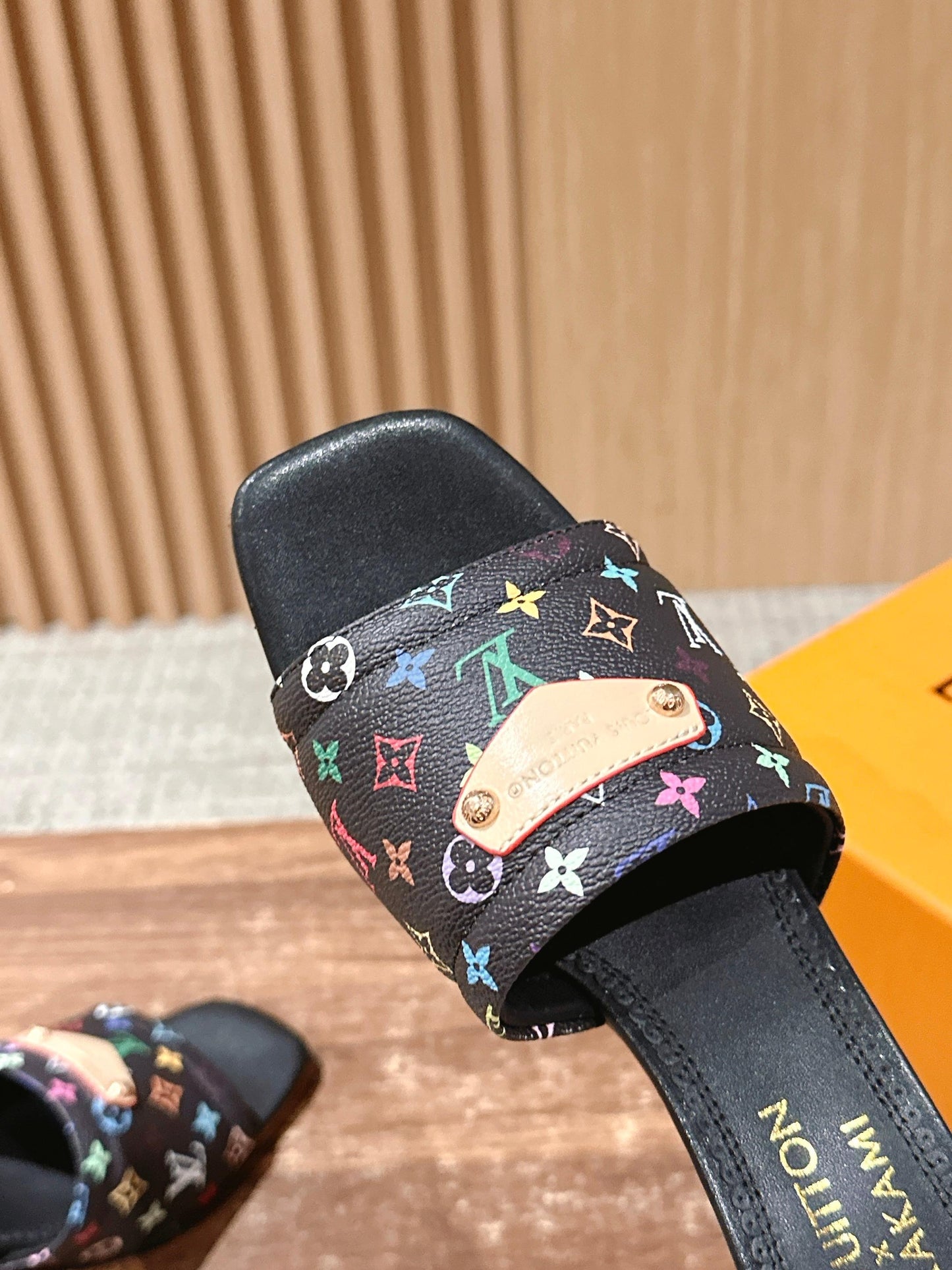 路L家-皮面鐵牌老花 櫻桃跟拖鞋 黑色