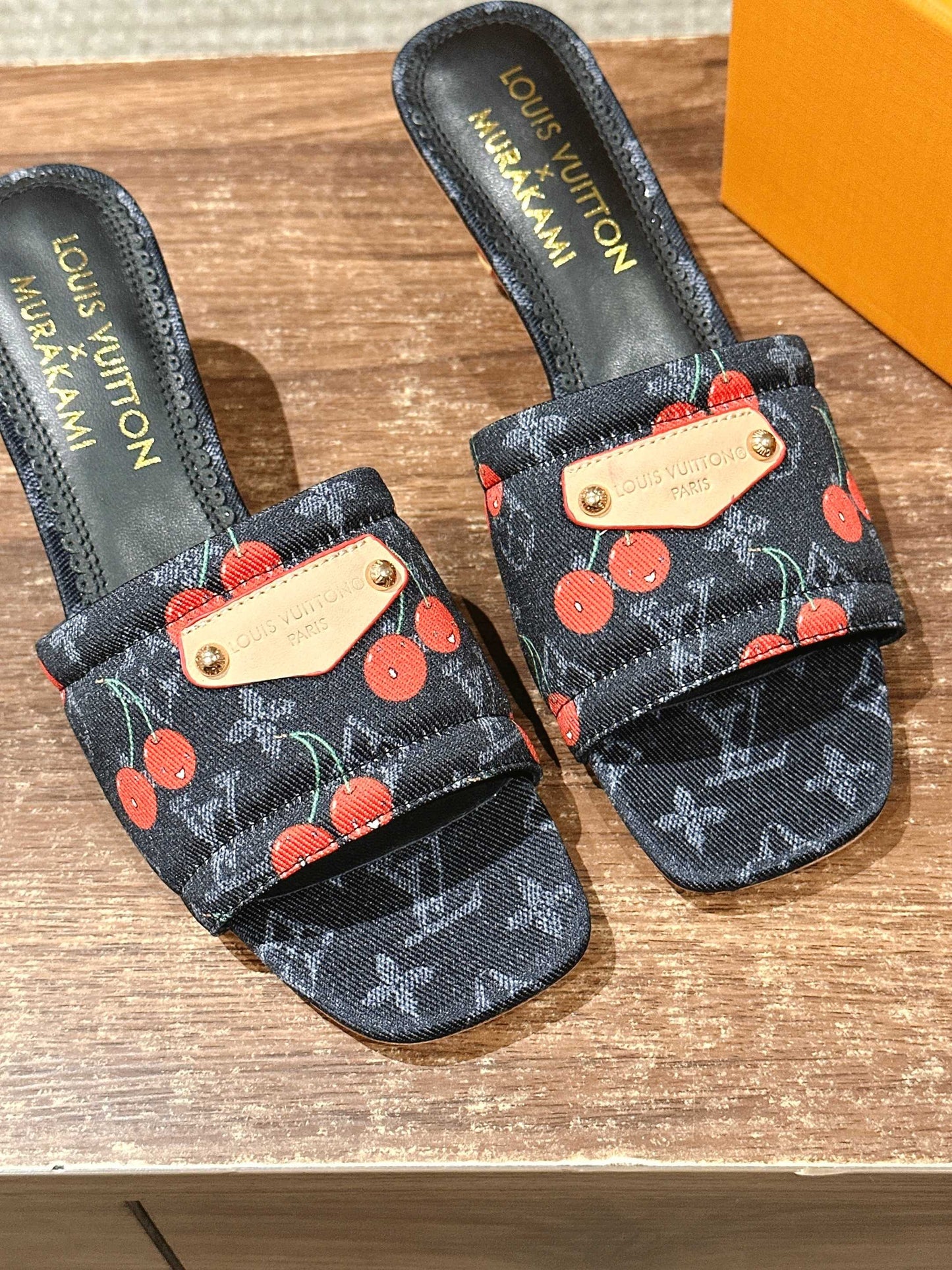 路L家-𝐋𝐢𝐥𝐲櫻桃刺繡鞋面 高跟拖鞋 深藍色