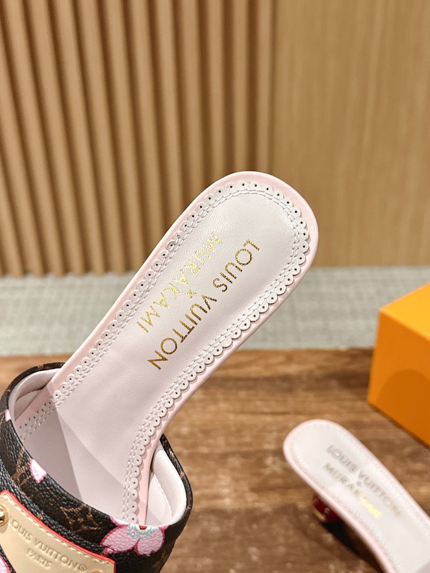 路L家-村上隆復刻系列 低跟拖鞋 粉黑色
