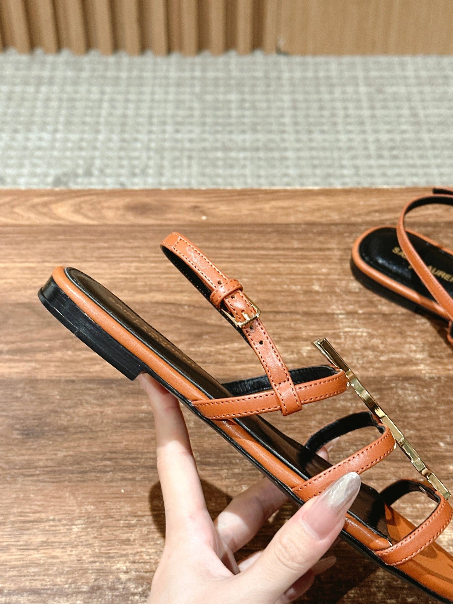 聖Y羅-羊皮細帶拖鞋 咖啡色