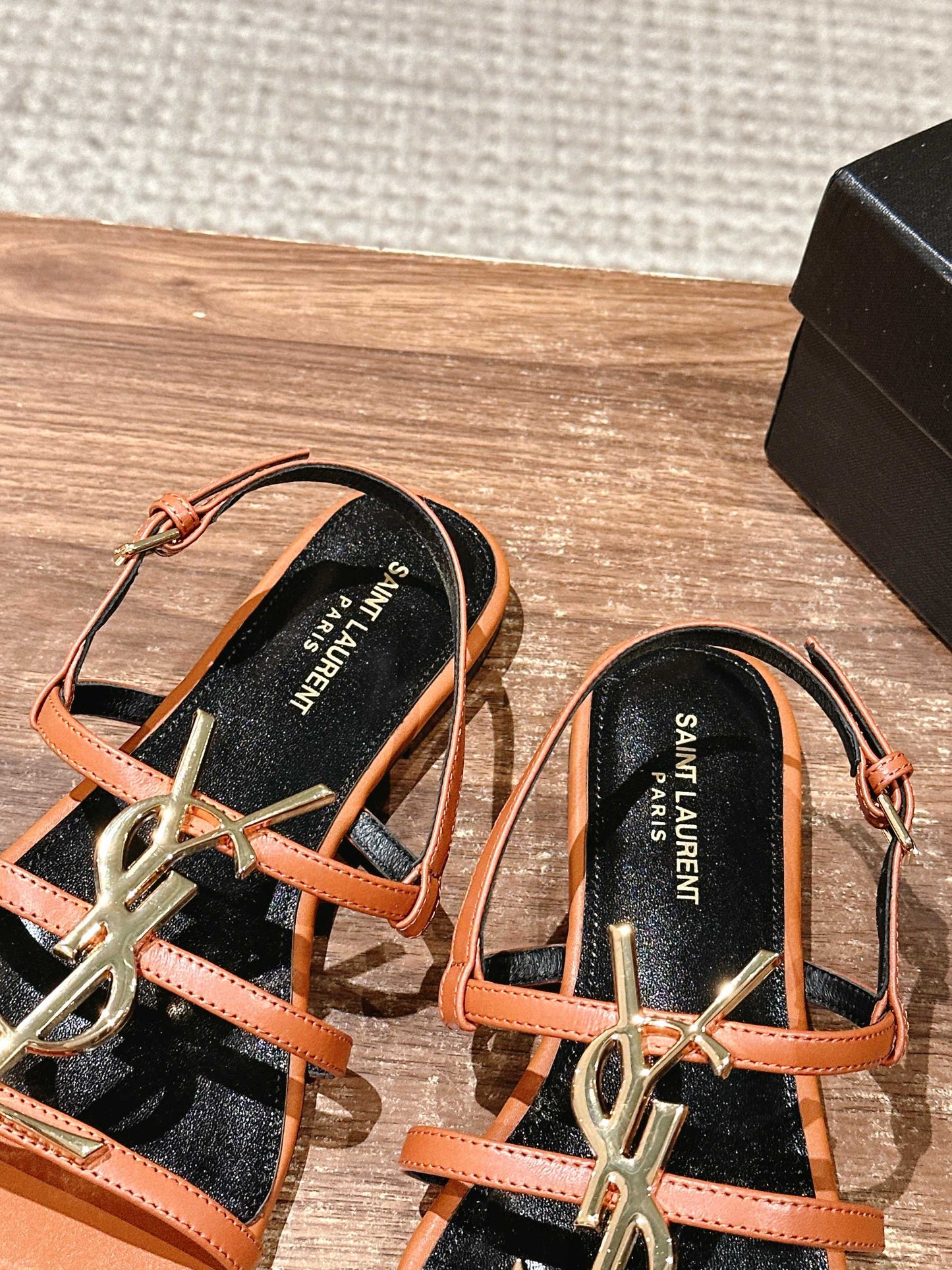 聖Y羅-羊皮細帶拖鞋 咖啡色