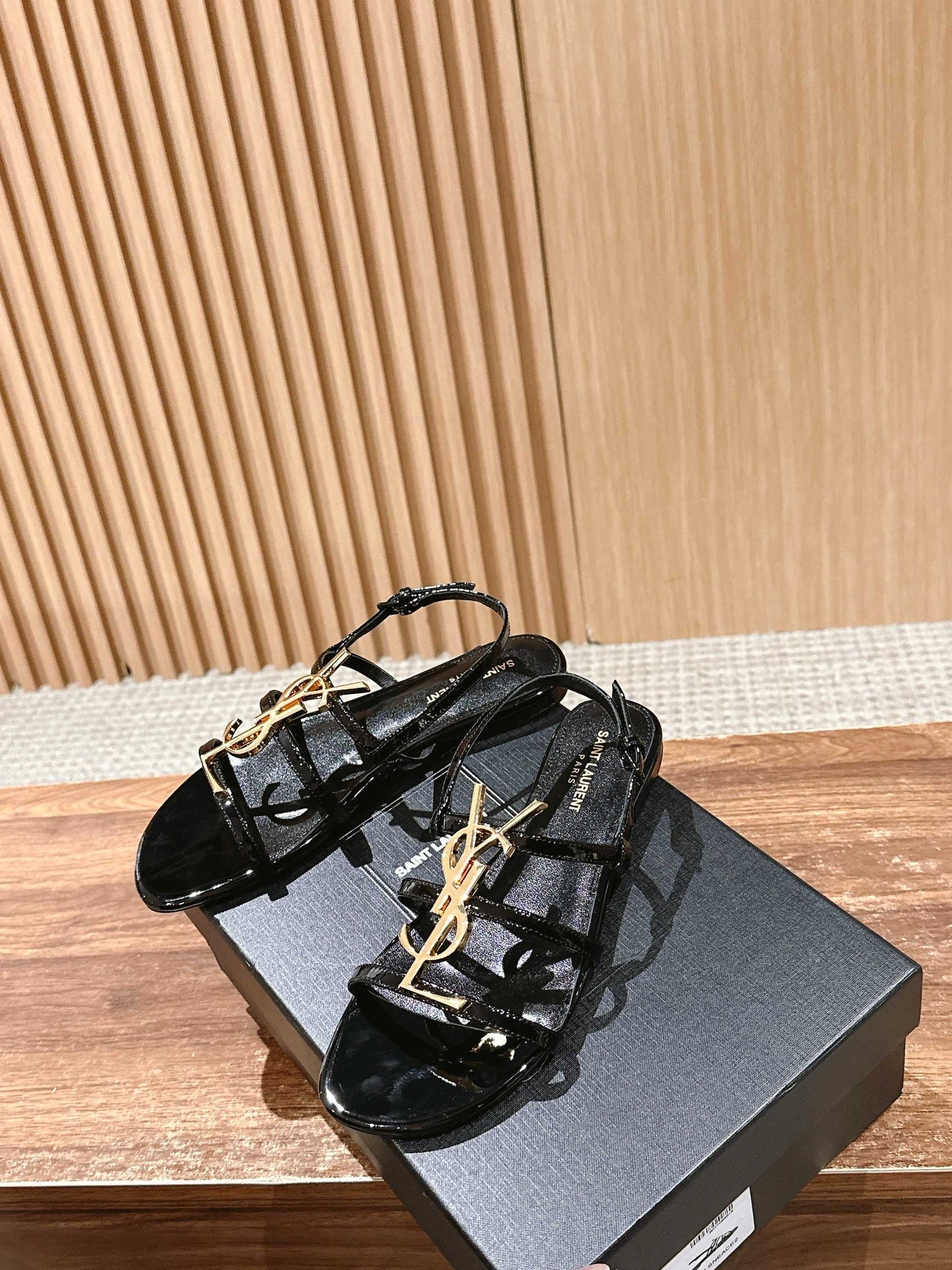 聖Y羅-羊皮細帶拖鞋 黑色