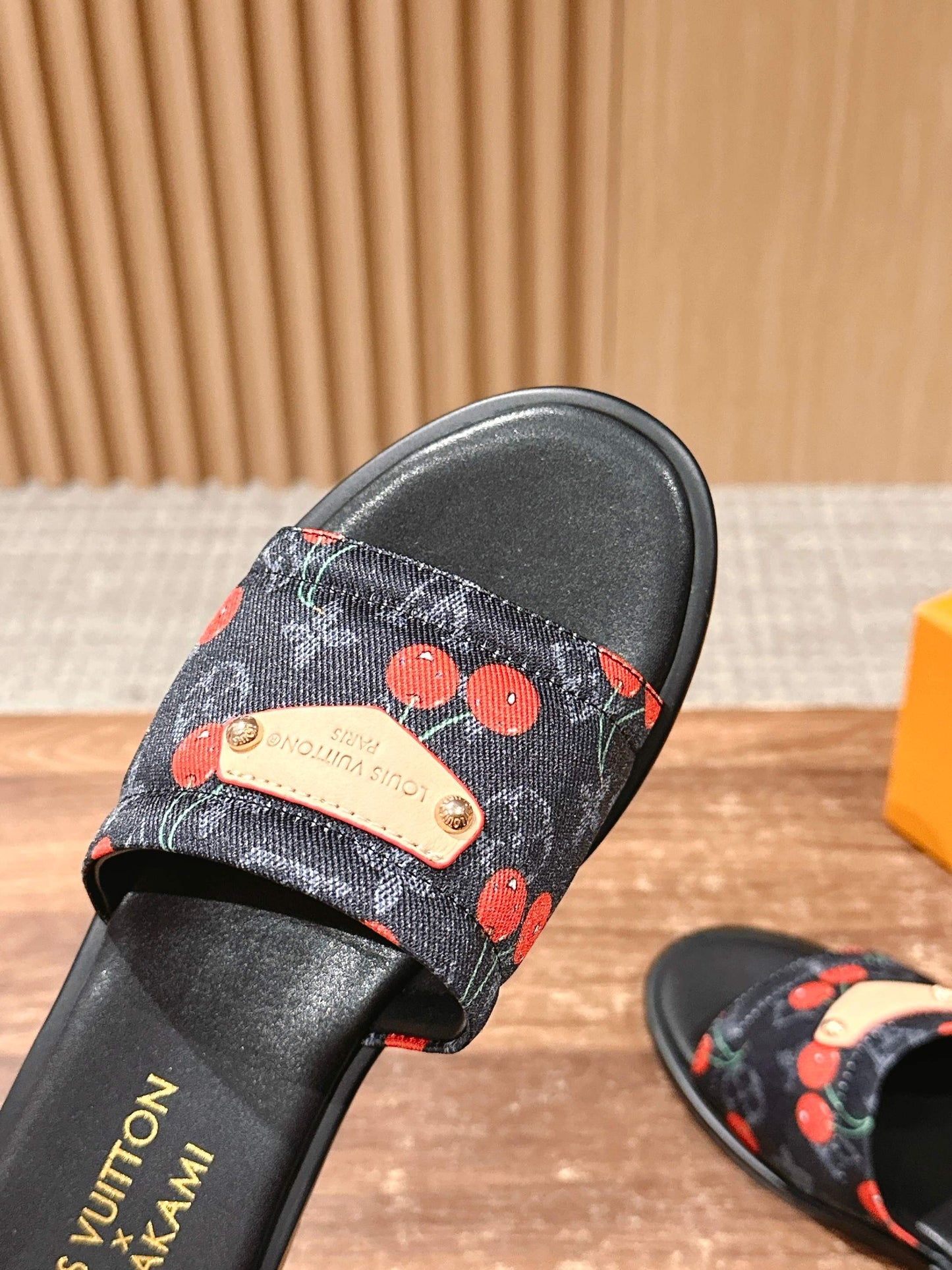 路L家-𝐋𝐢𝐥𝐲櫻桃刺繡點亮鞋面 平底拖鞋 黑色