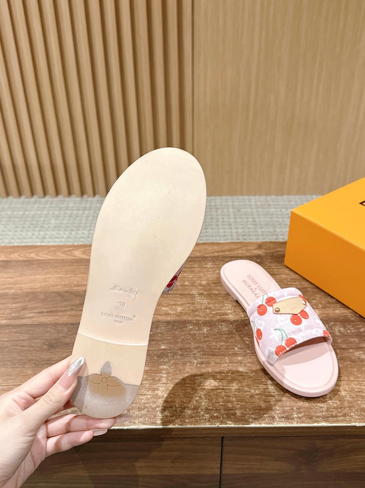 路L家-𝐋𝐢𝐥𝐲櫻桃刺繡點亮鞋面 平底拖鞋 粉色