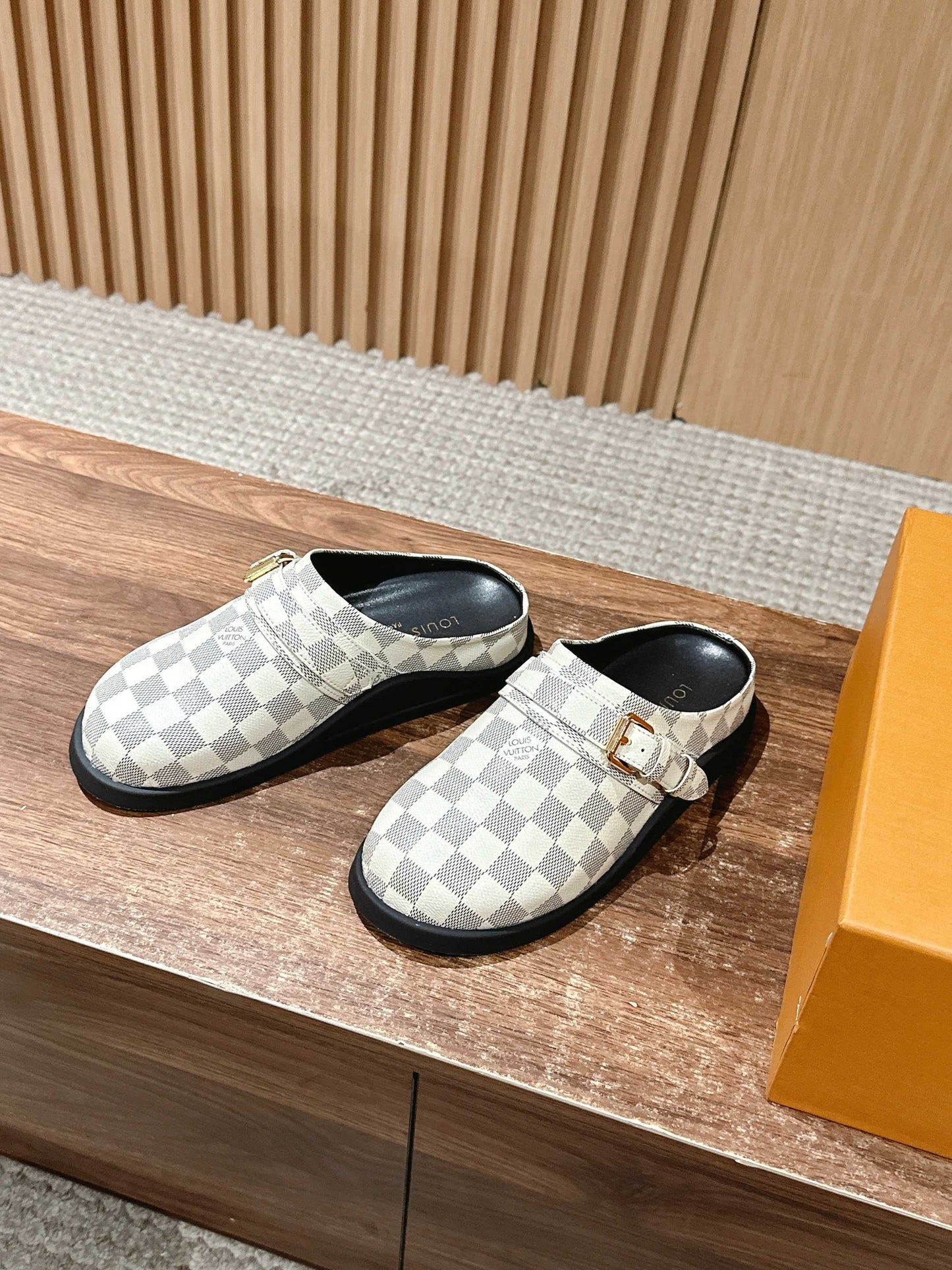 路L家-𝟮𝟬𝟮𝟱 皮面格子博肯拖 白色
