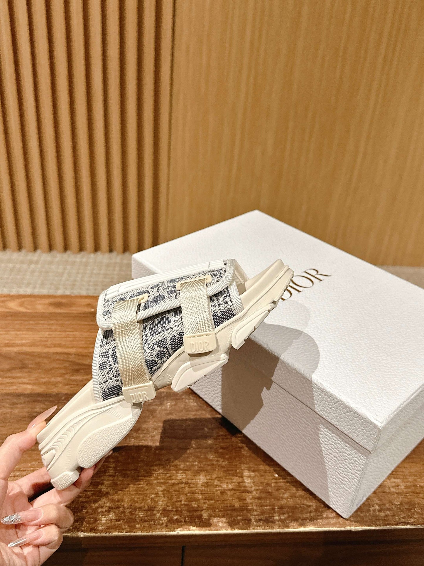 迪D家-𝐂𝐇𝐑𝐈𝐒𝐓𝐈𝐀𝐍 𝐁厚底拖鞋 白色