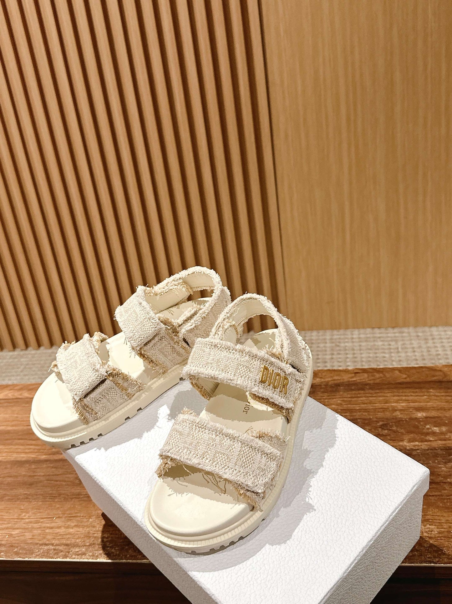迪D家-魔鬼氈刺繡涼鞋 白色