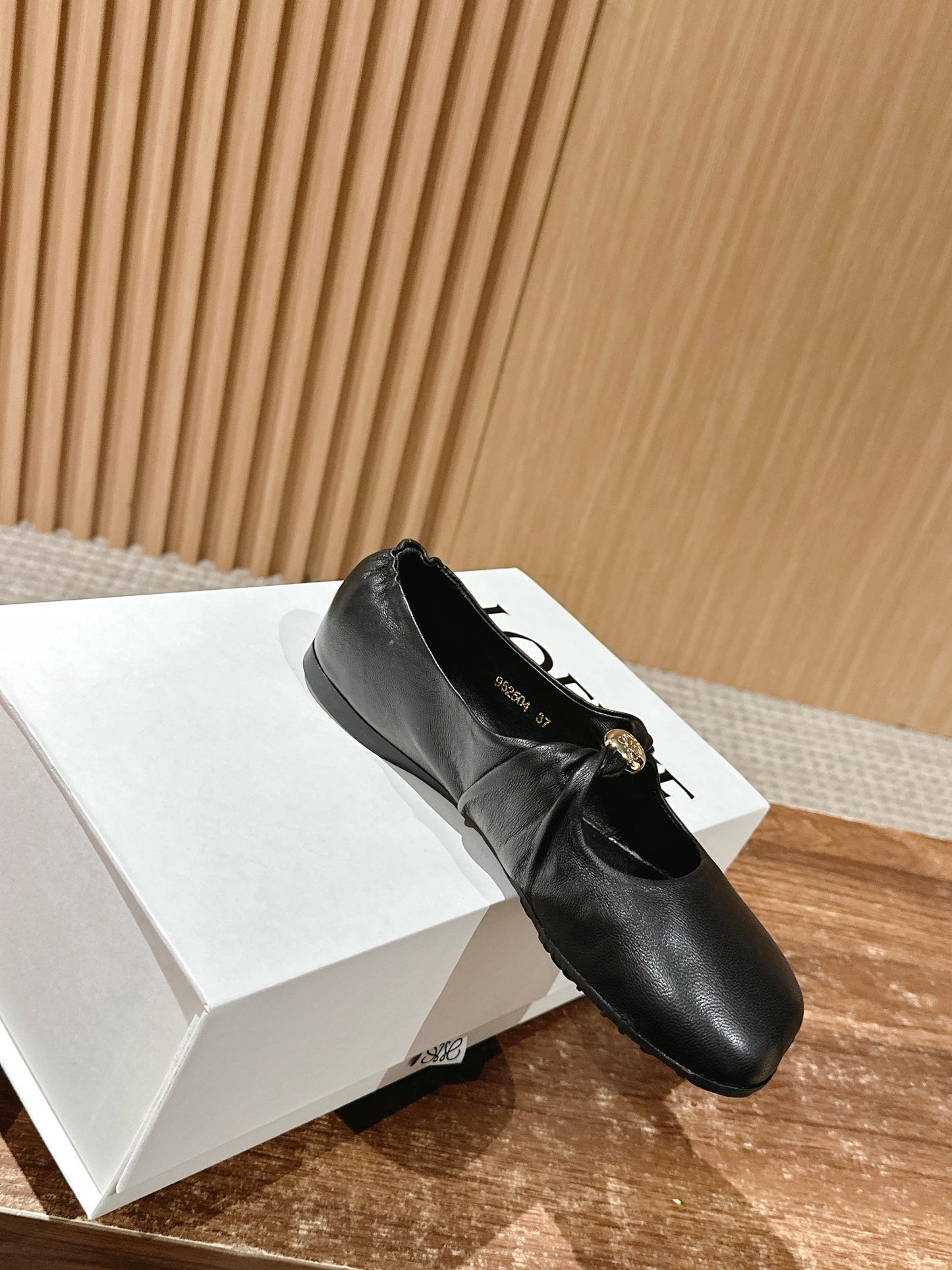 羅L威-珍珠扣平地鞋 黑色