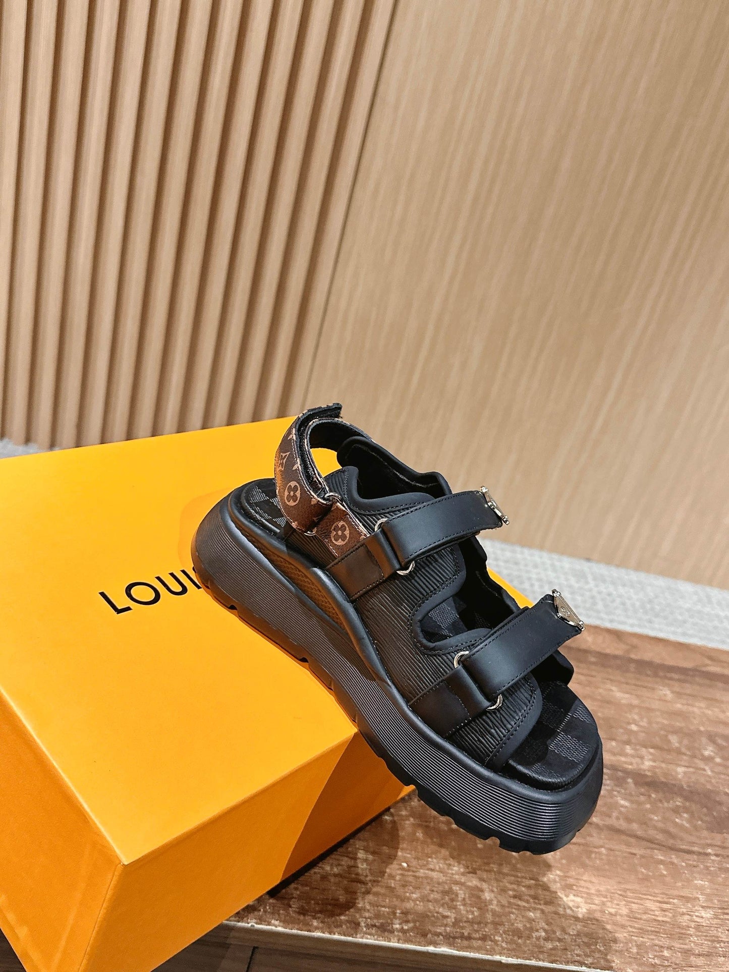 路L家-2025早春新款 牛皮絨面涼鞋 黑色