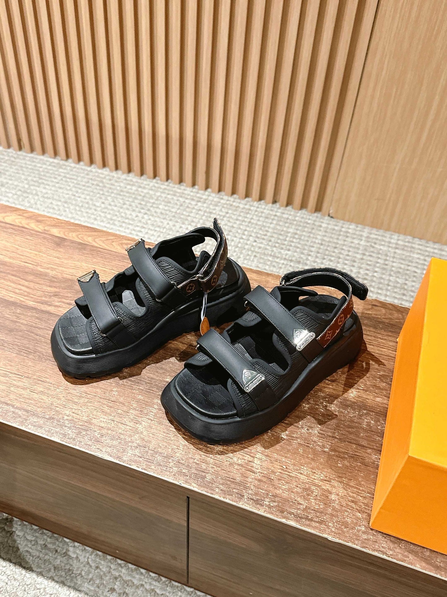 路L家-2025早春新款 牛皮絨面涼鞋 黑色
