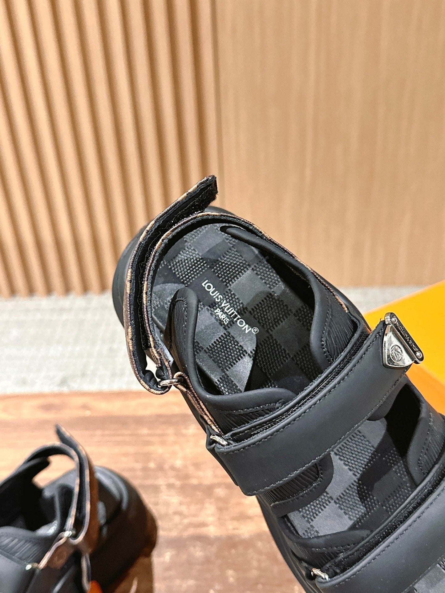 路L家-2025早春新款 牛皮絨面涼鞋 黑色