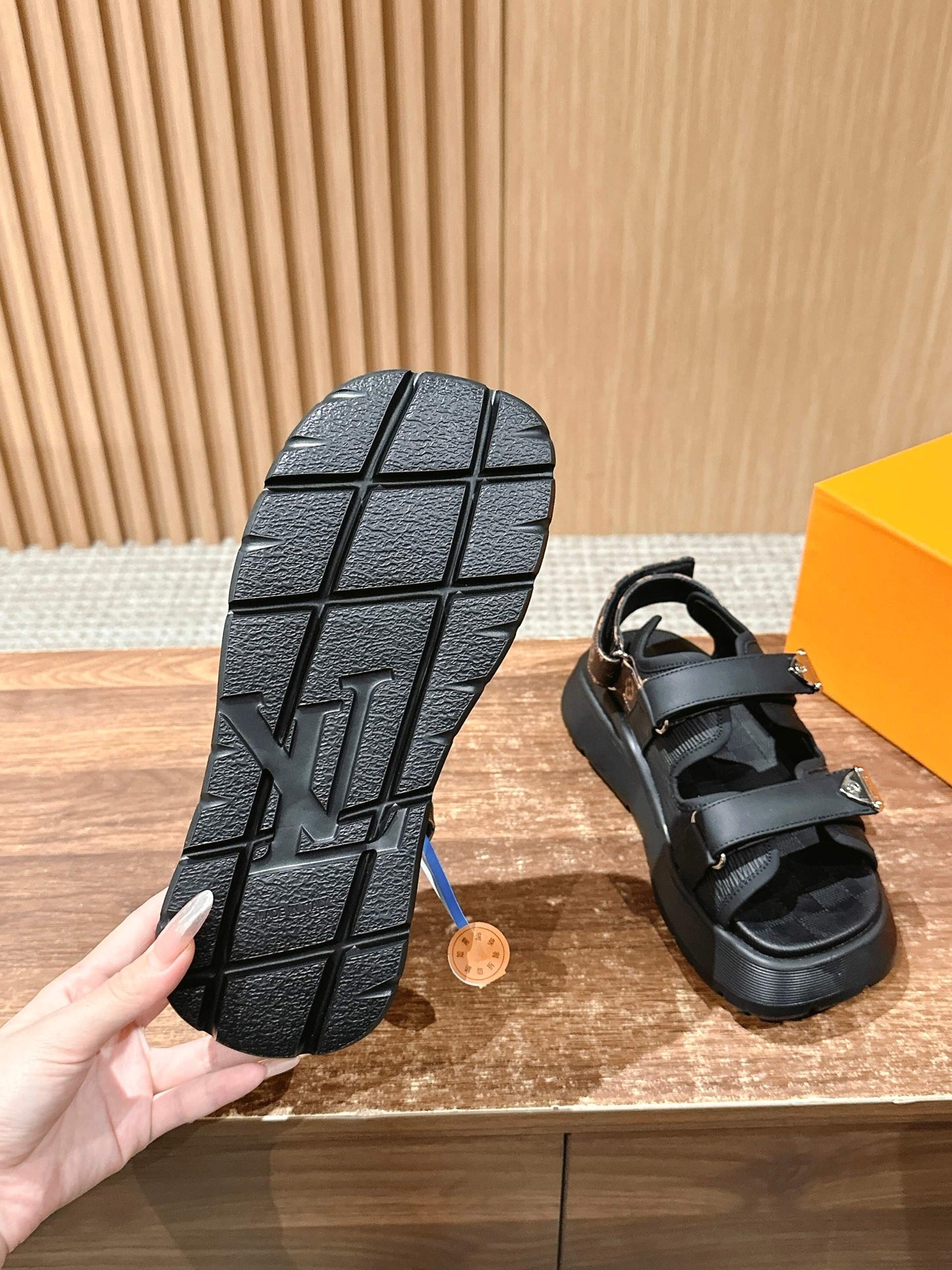 路L家-2025早春新款 牛皮絨面涼鞋 黑色