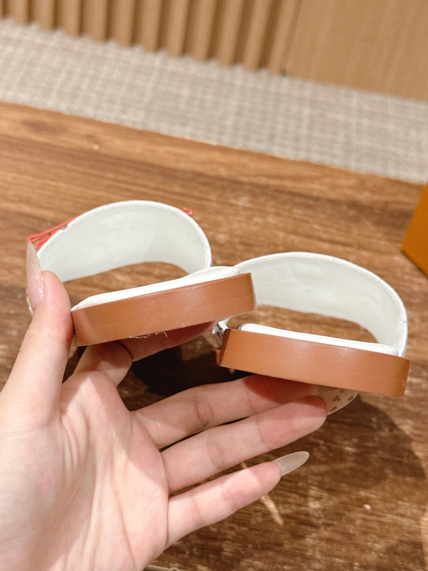 路L家-老花鞋面 櫻桃掛飾平底拖鞋 白色