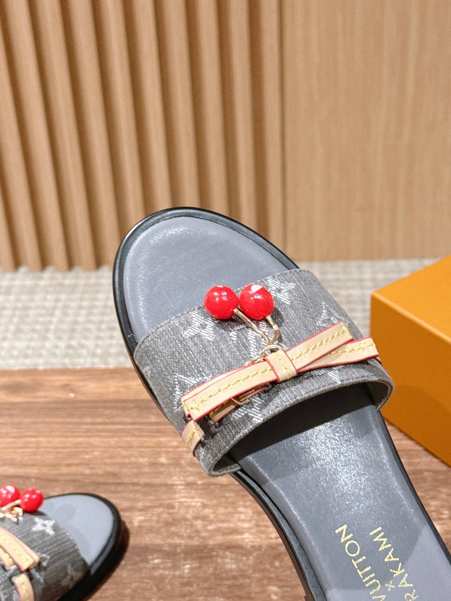 路L家-櫻桃掛飾平底拖鞋 灰色