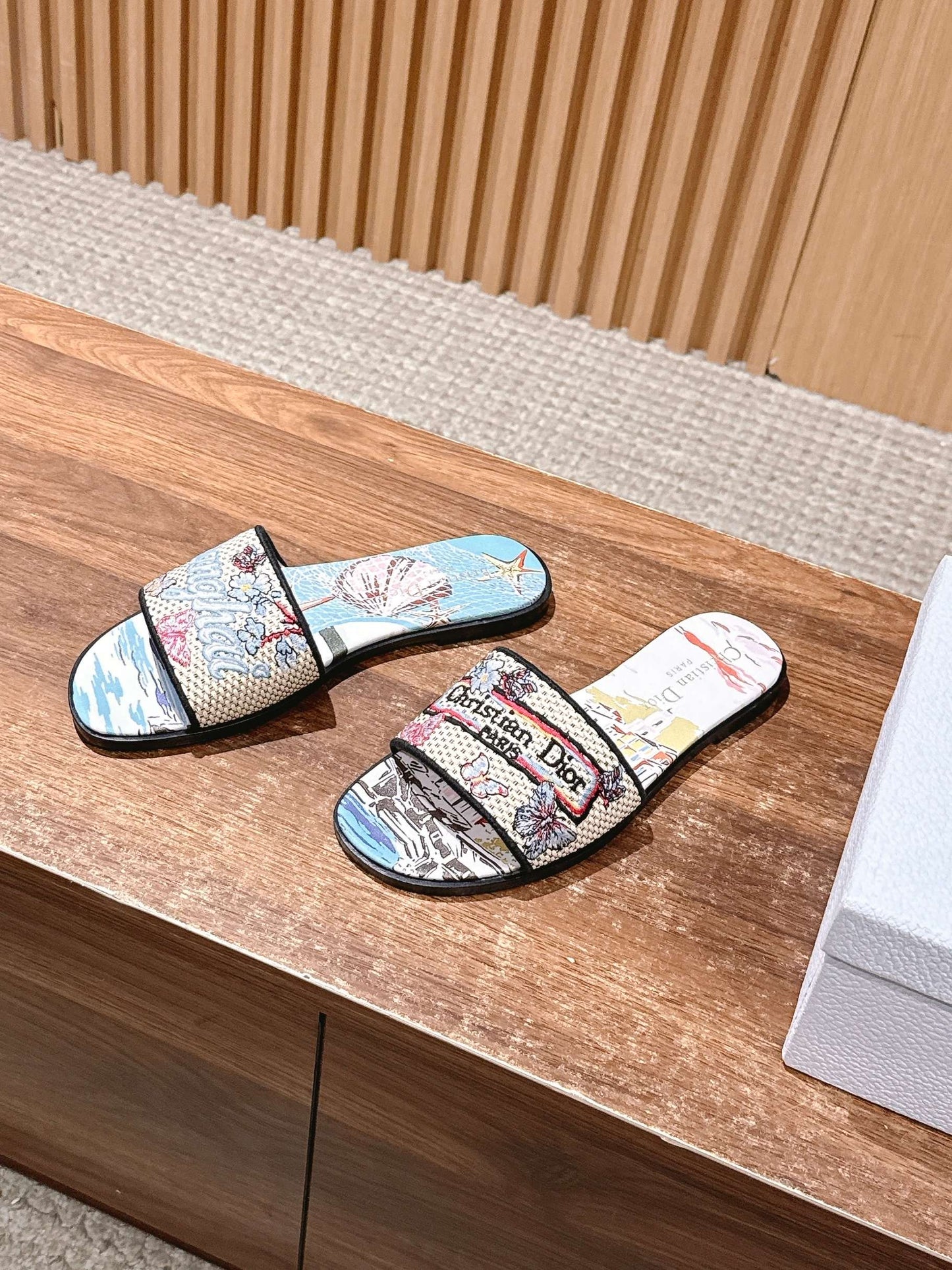 迪D家-春夏款 刺繡平底一字拖鞋
